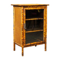 Antiker Bambus-Schrank:: viktorianisch:: orientalisch:: Nachttisch:: Rattan:: glasiert:: um 1900