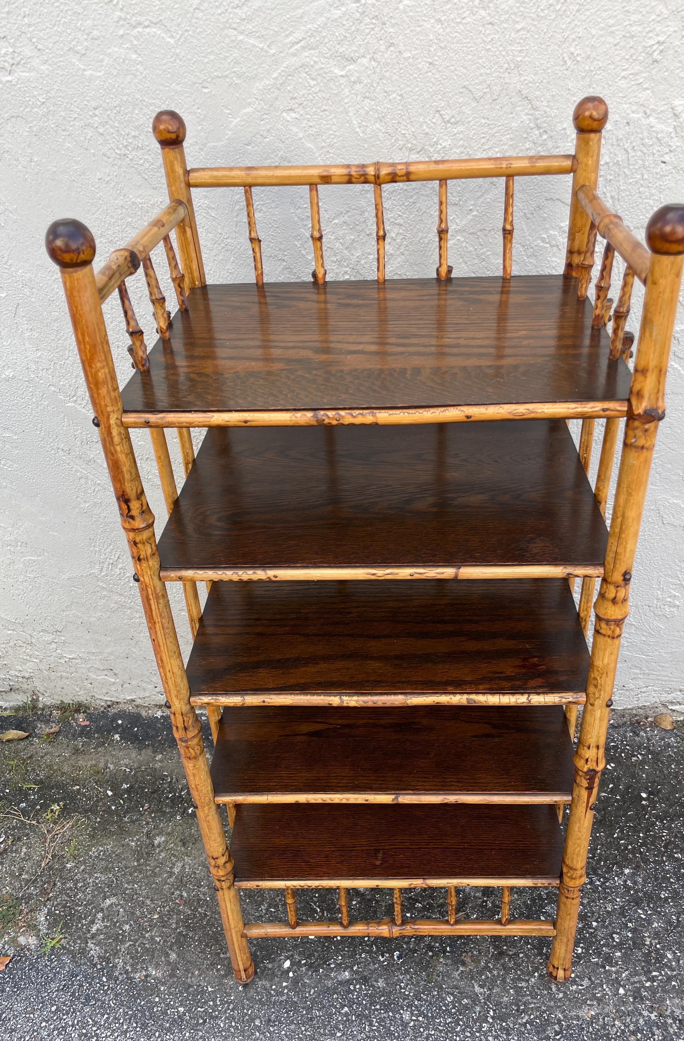 Etagere / scaffali antichi in bambù bruciato. Questo pezzo ha cinque ripiani, compreso quello superiore. Condizioni molto belle e robuste.