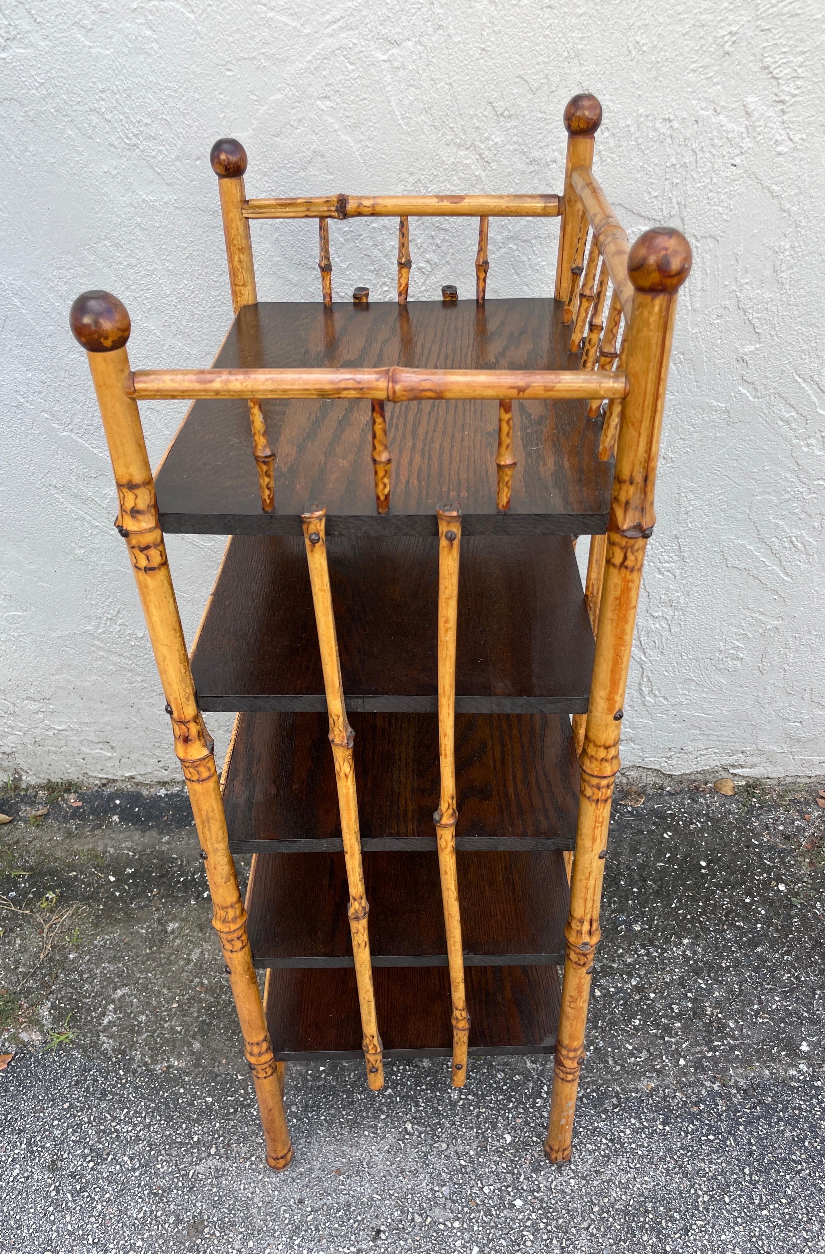 Bambù Etagere in bambù antico con cinque ripiani in vendita