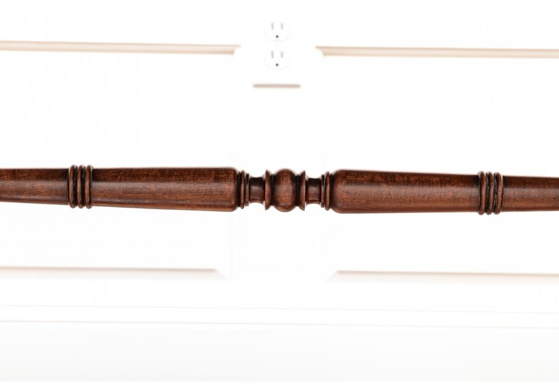 Ein antiker Konsolentisch mit fein gedrechselten Beinen in Bambusform, verbunden mit einer oberen gedrechselten Bahre, getäfeltem Fries und ruhend auf Beinen in Bocksform mit Bunten Füßen. 
Abmessungen: 35 3/4