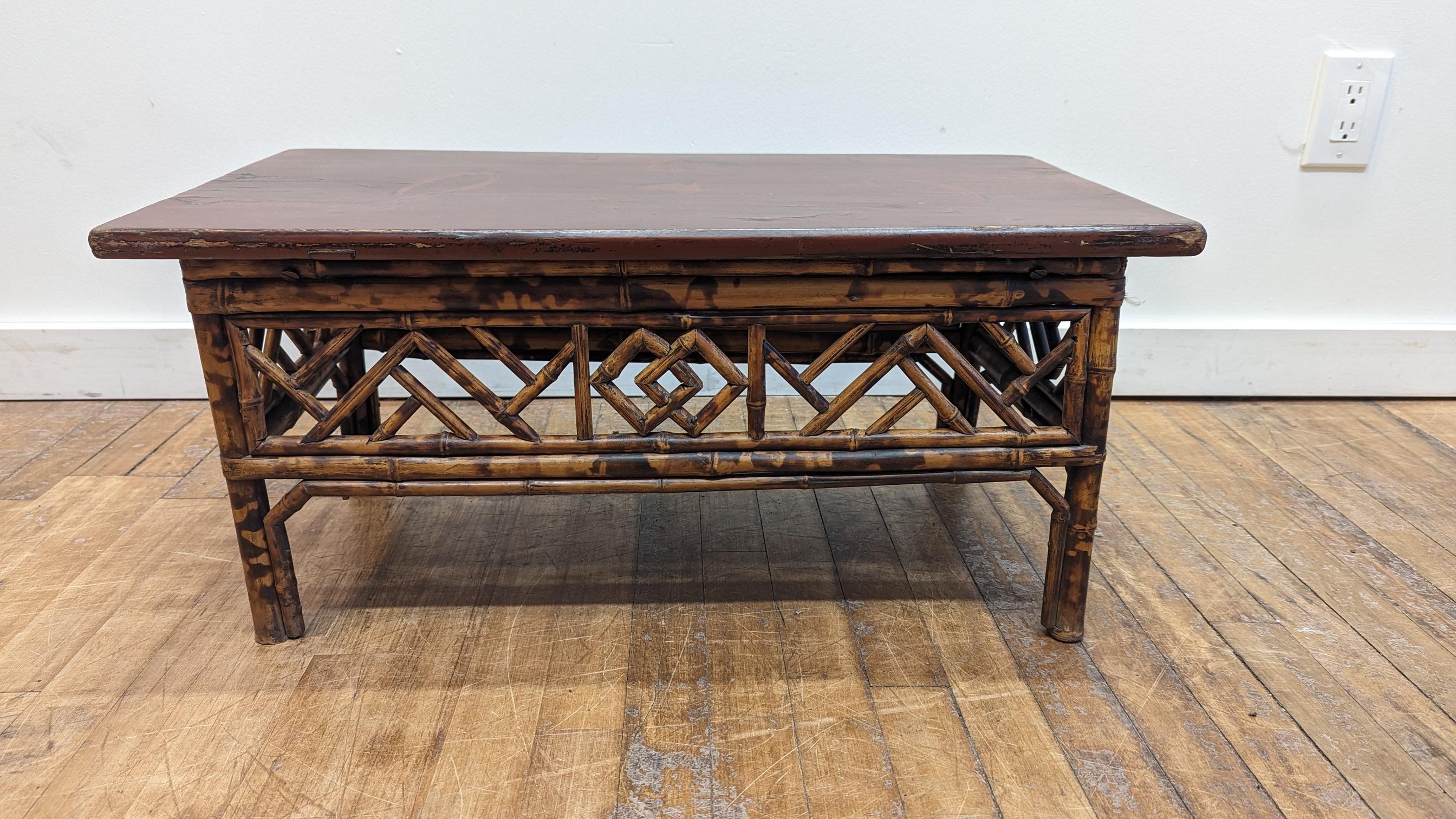 Antiker niedriger Tisch aus Bambus im Zustand „Gut“ im Angebot in New York, NY