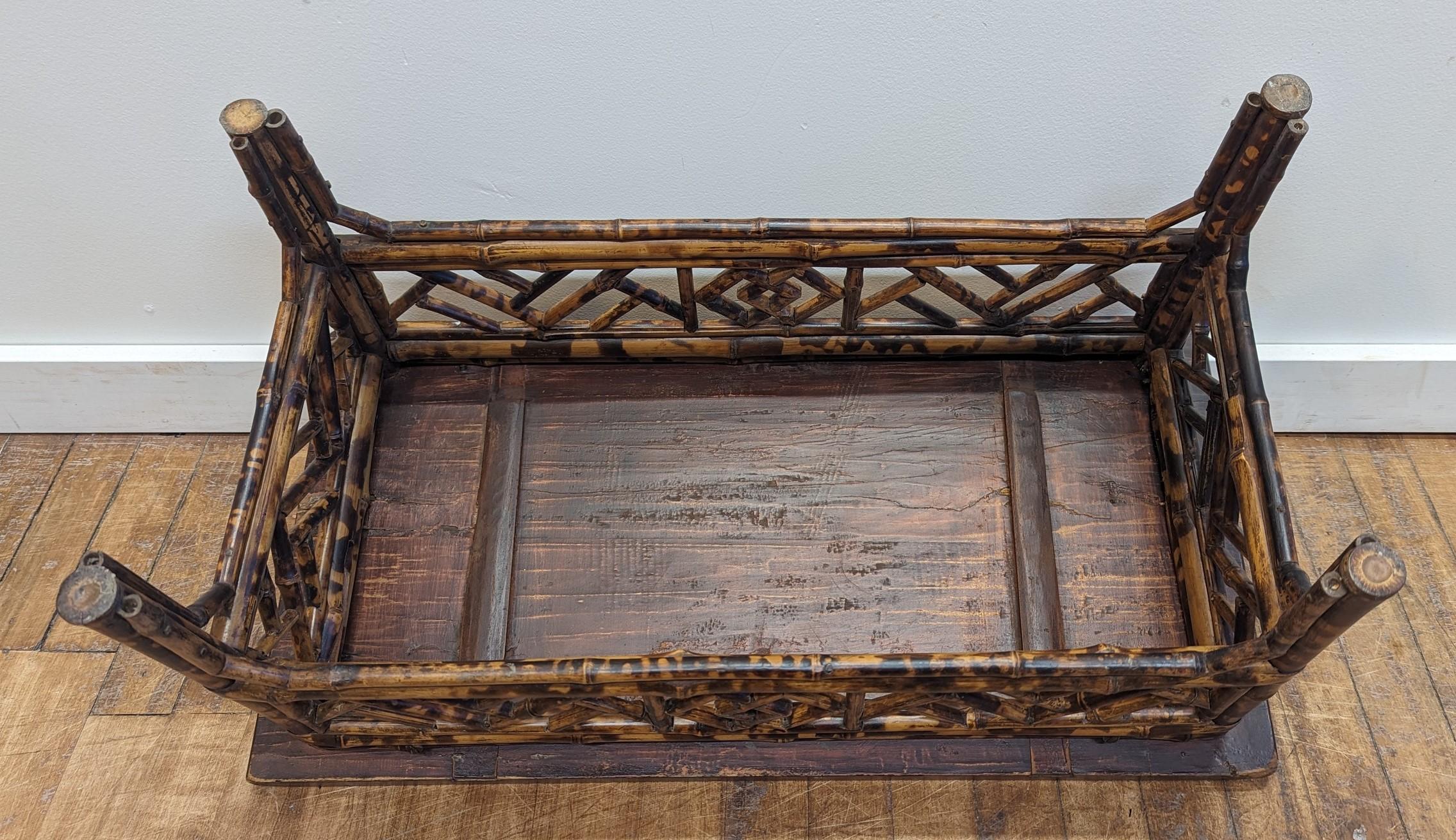 Antiker niedriger Tisch aus Bambus (20. Jahrhundert) im Angebot