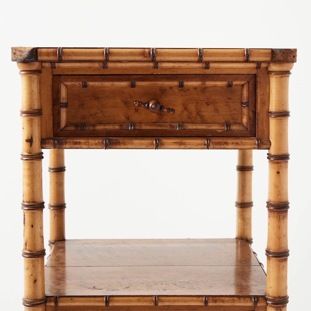Legno Comodino antico in bambù in vendita