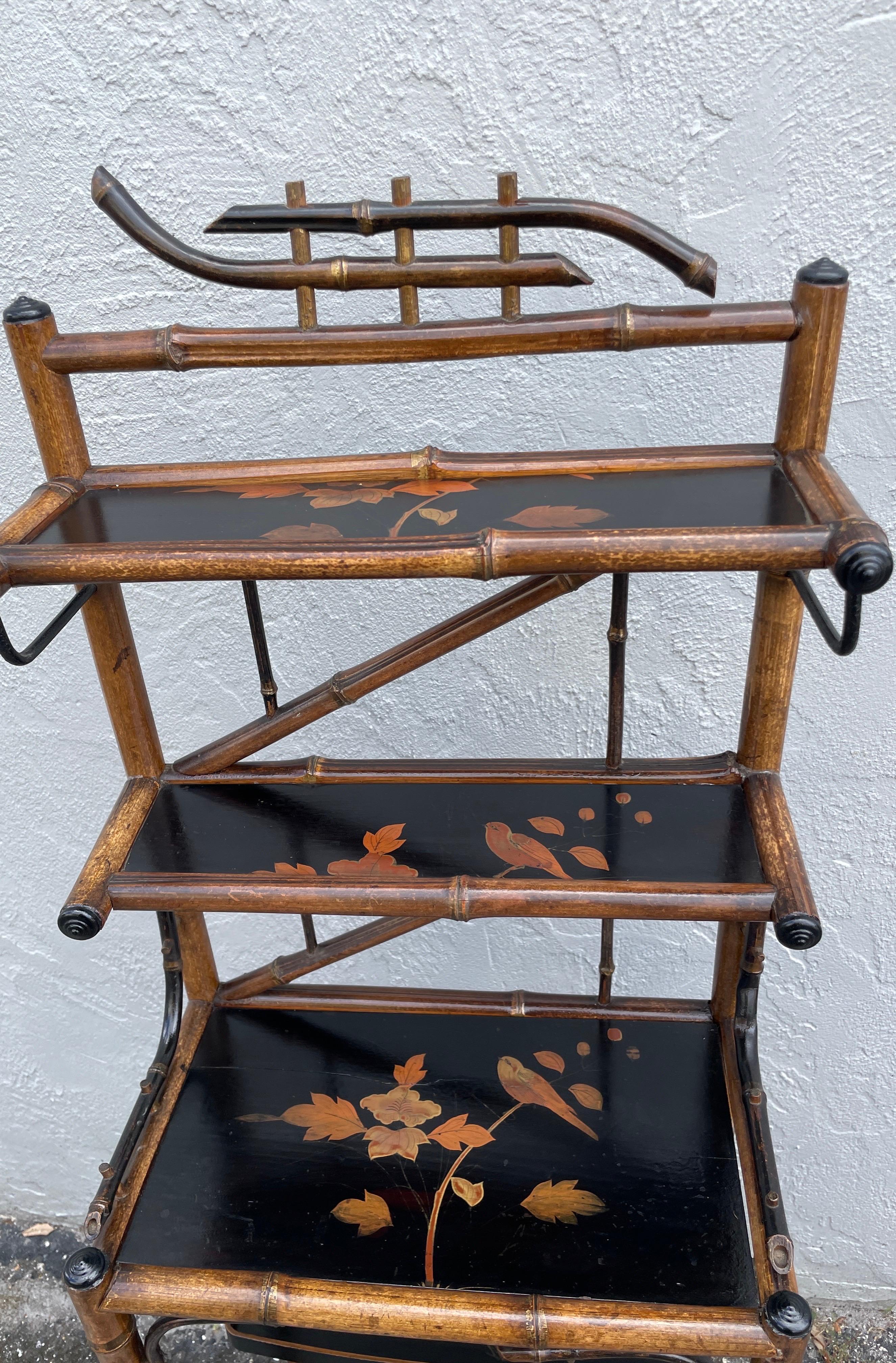 Etagere antico in stile pagoda di bambù In condizioni buone in vendita a West Palm Beach, FL