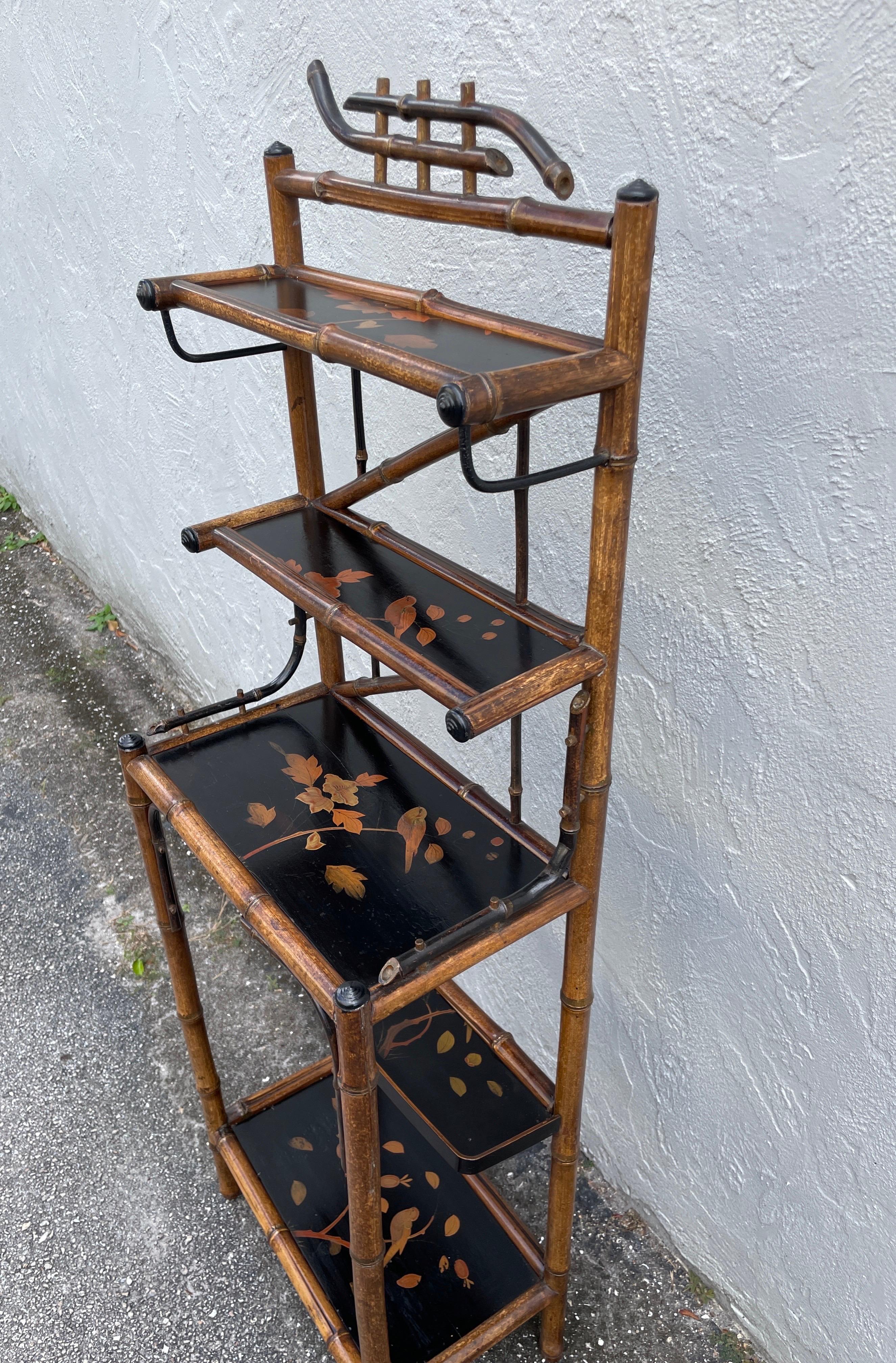 XIX secolo Etagere antico in stile pagoda di bambù in vendita