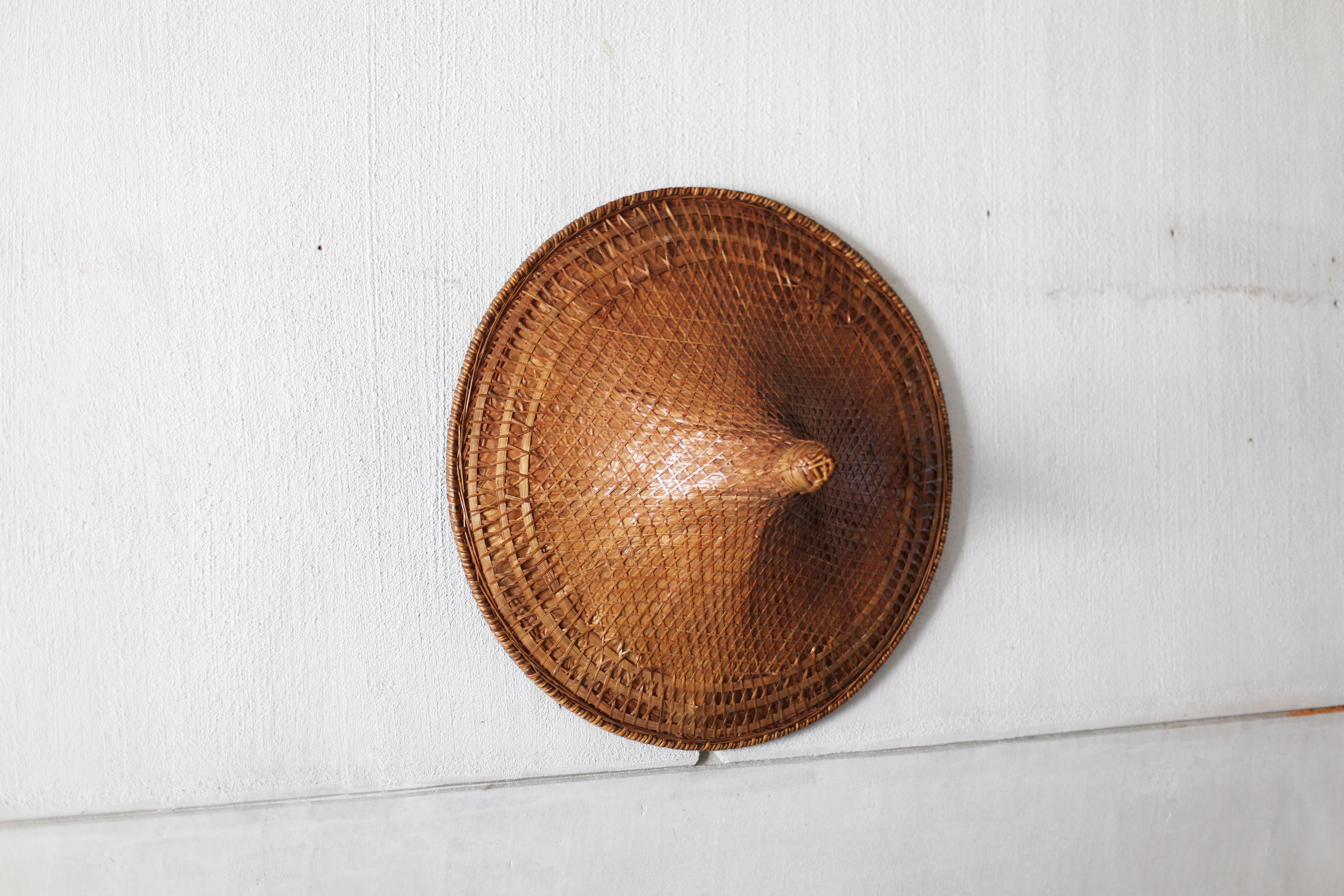 Ein alter Hut, handgeflochten aus Bambus und Stroh.
Wir haben dies in Japan gefunden, aber es ist nicht klar, wo oder wann es hergestellt wurde.
Die Textur des Bambus, die sich im Laufe der Zeit verändert hat, ist erstaunlich.
Das wäre ein schönes