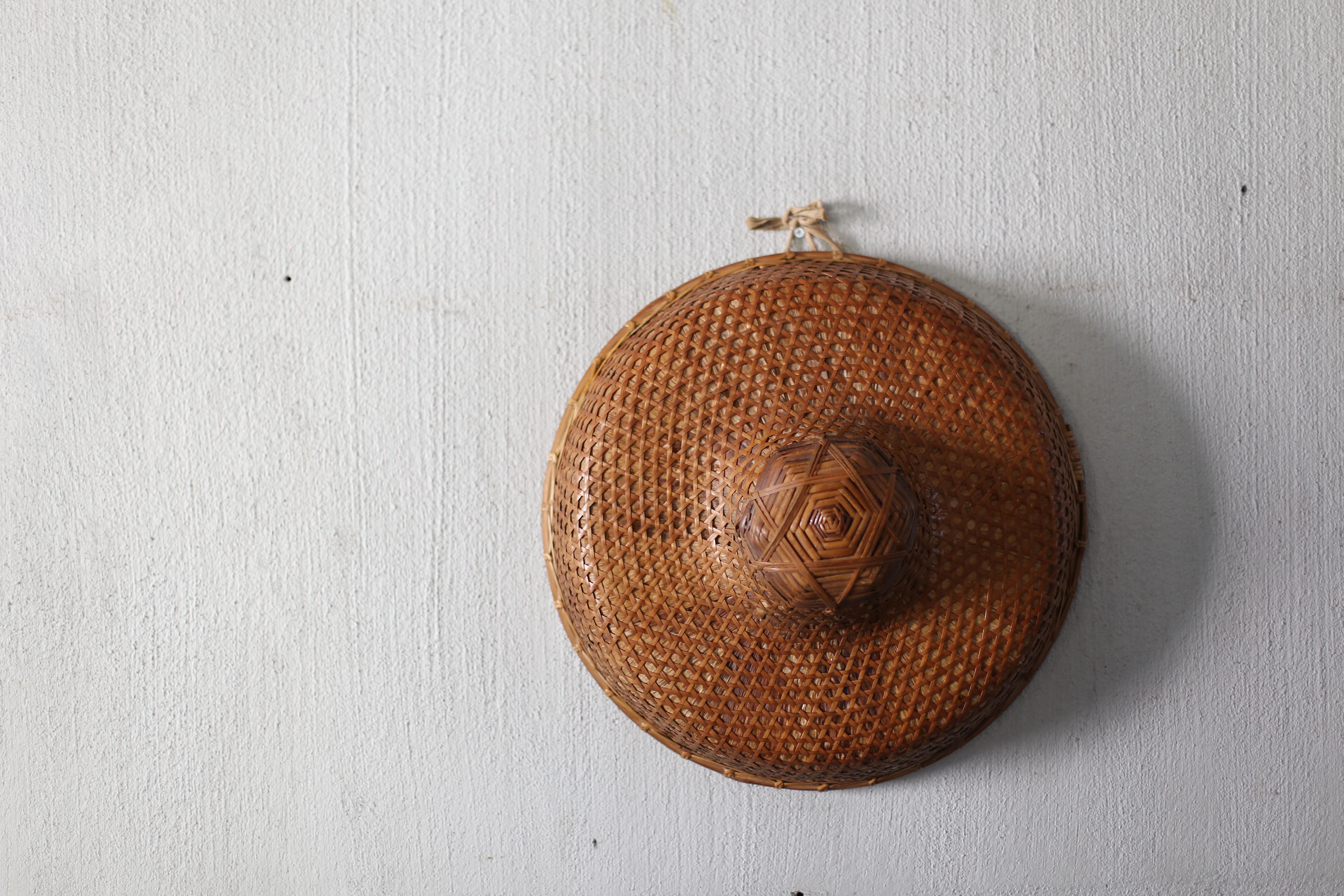 An old hat hand-woven bamboo and straw.
We found this in Japan, but it's not clear where or when it was made.
The texture of the bamboo that has changed over time is amazing.
This would be nice as a display object on the wall.
How about using it as
