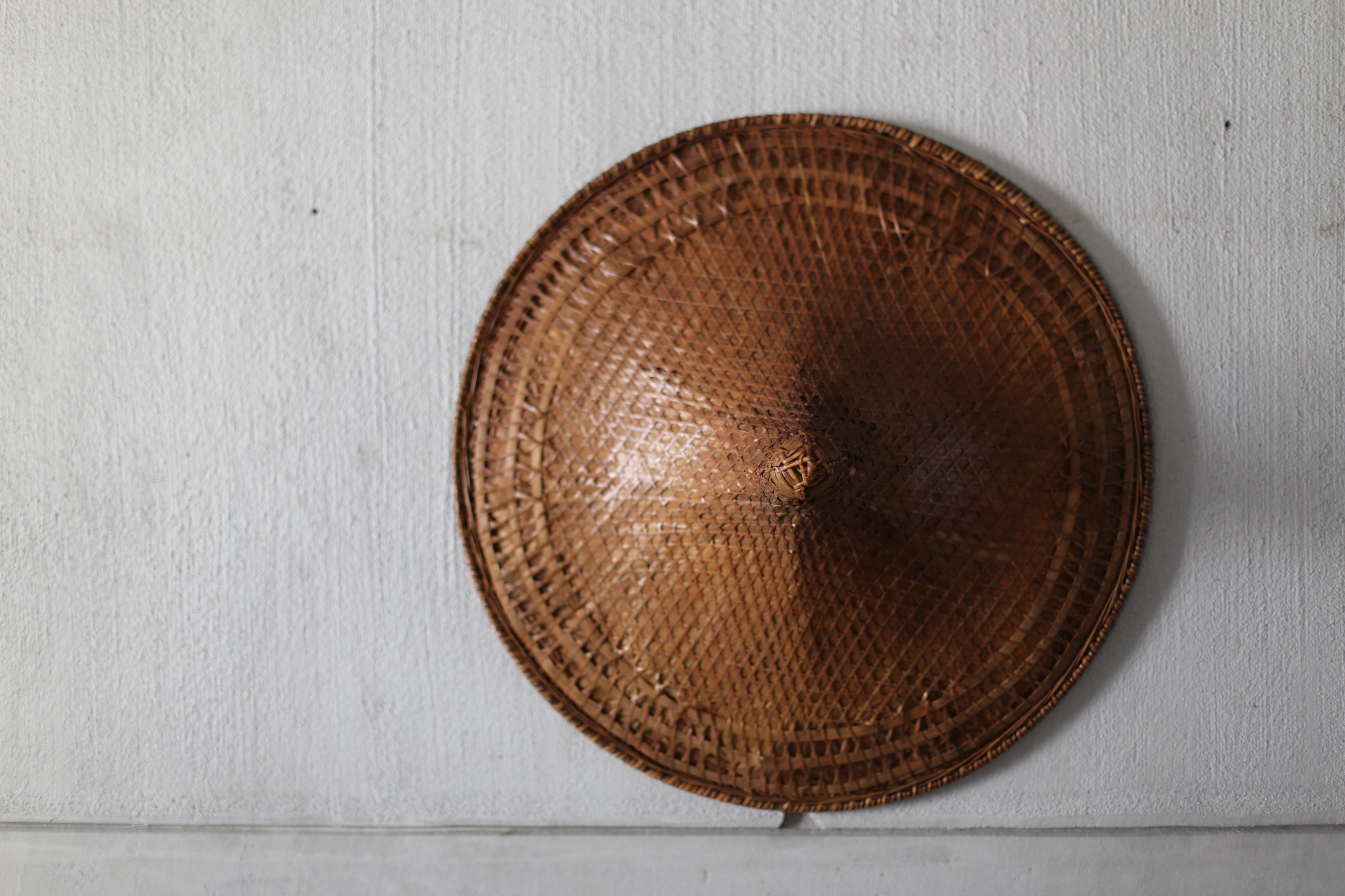 Antiker Strohhut aus Bambus / Wabi Sabi , ausgestellt (Volkskunst) im Angebot