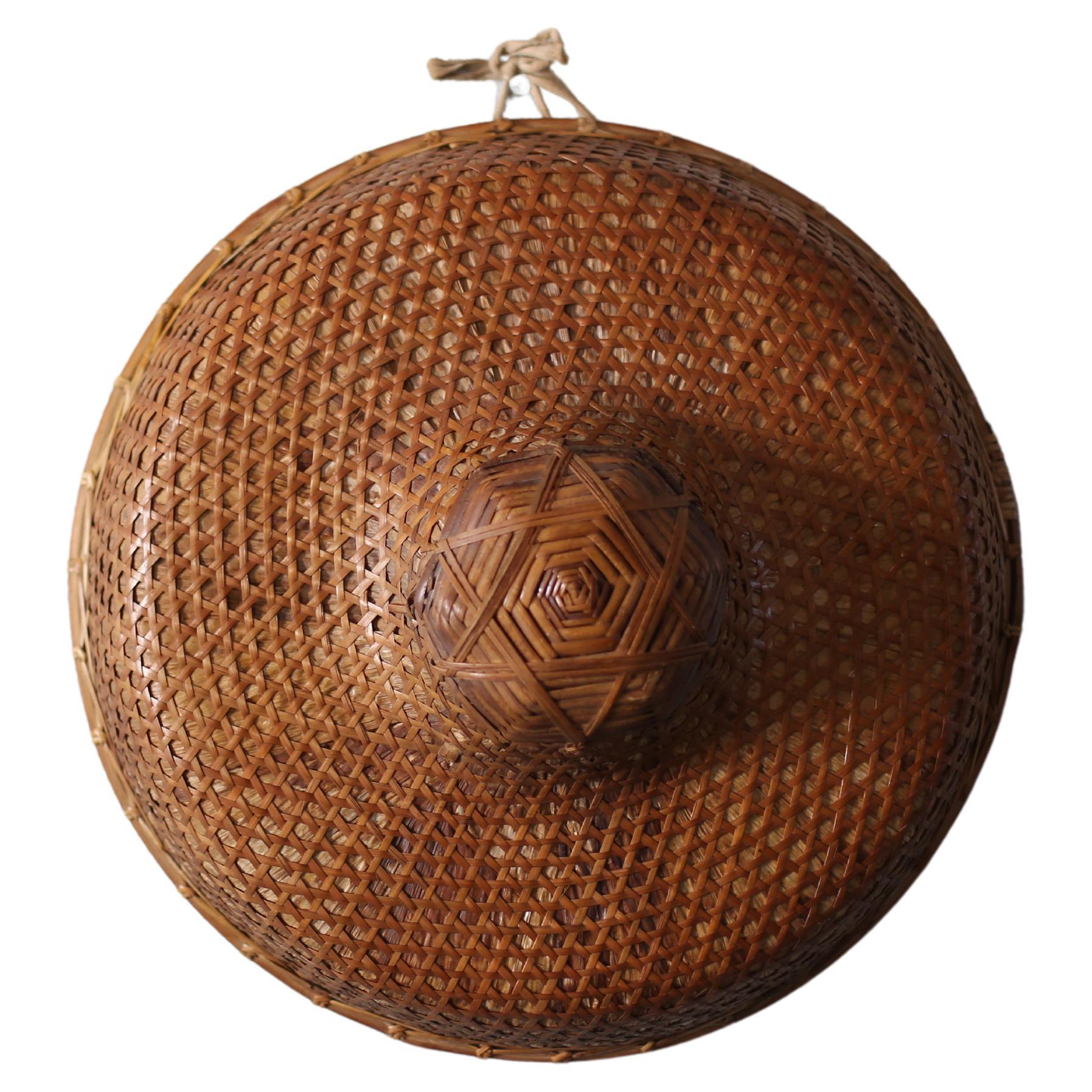 Antiker Strohhut aus Bambus / Wabi Sabi , ausgestellt