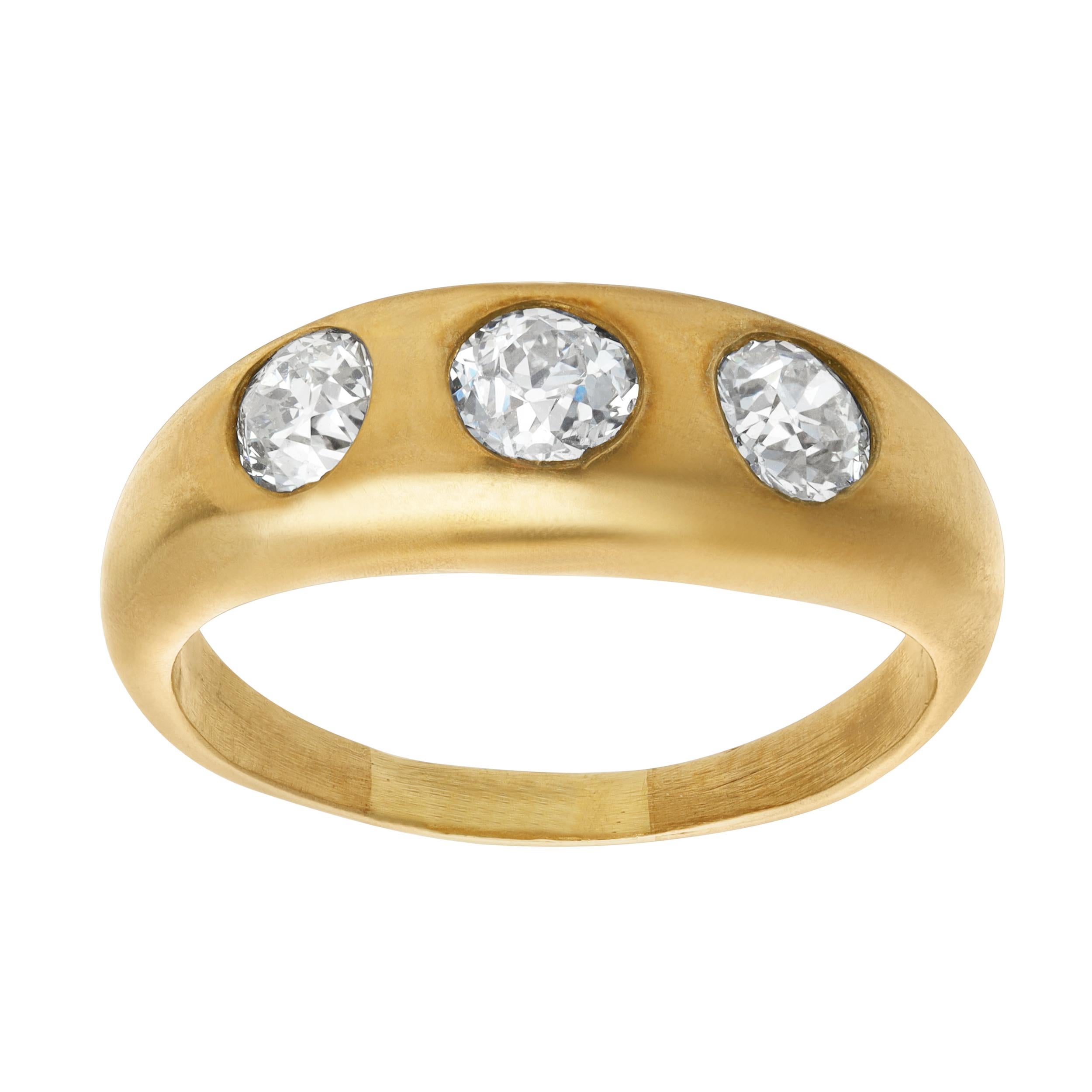 Magnifique bracelet ancien, orné de trois diamants de taille européenne pesant au total 1,50 carat, chacun sur une monture en or jaune 14 carats. Taille 9 US, redimensionnable sur demande. Au début des années 1900. 

