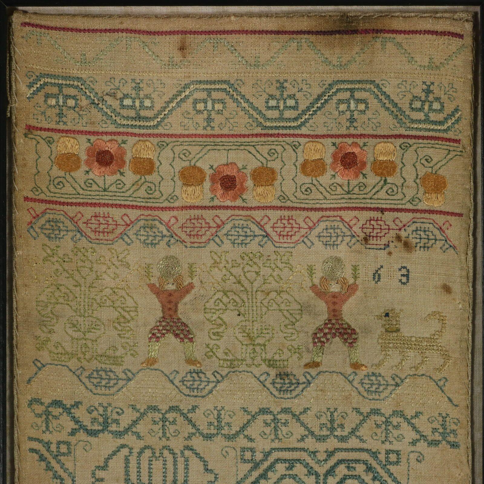 William and Mary period Band Sampler, 1693, von Sarah Maydman. Das Mustertuch ist mit Seidenfäden auf einem Leinengrund in verschiedenen Stichen gearbeitet. Teilungslinien in verschiedenen Mustern. Farben Grün, Hellbraun, Rosa, Rot und Creme.