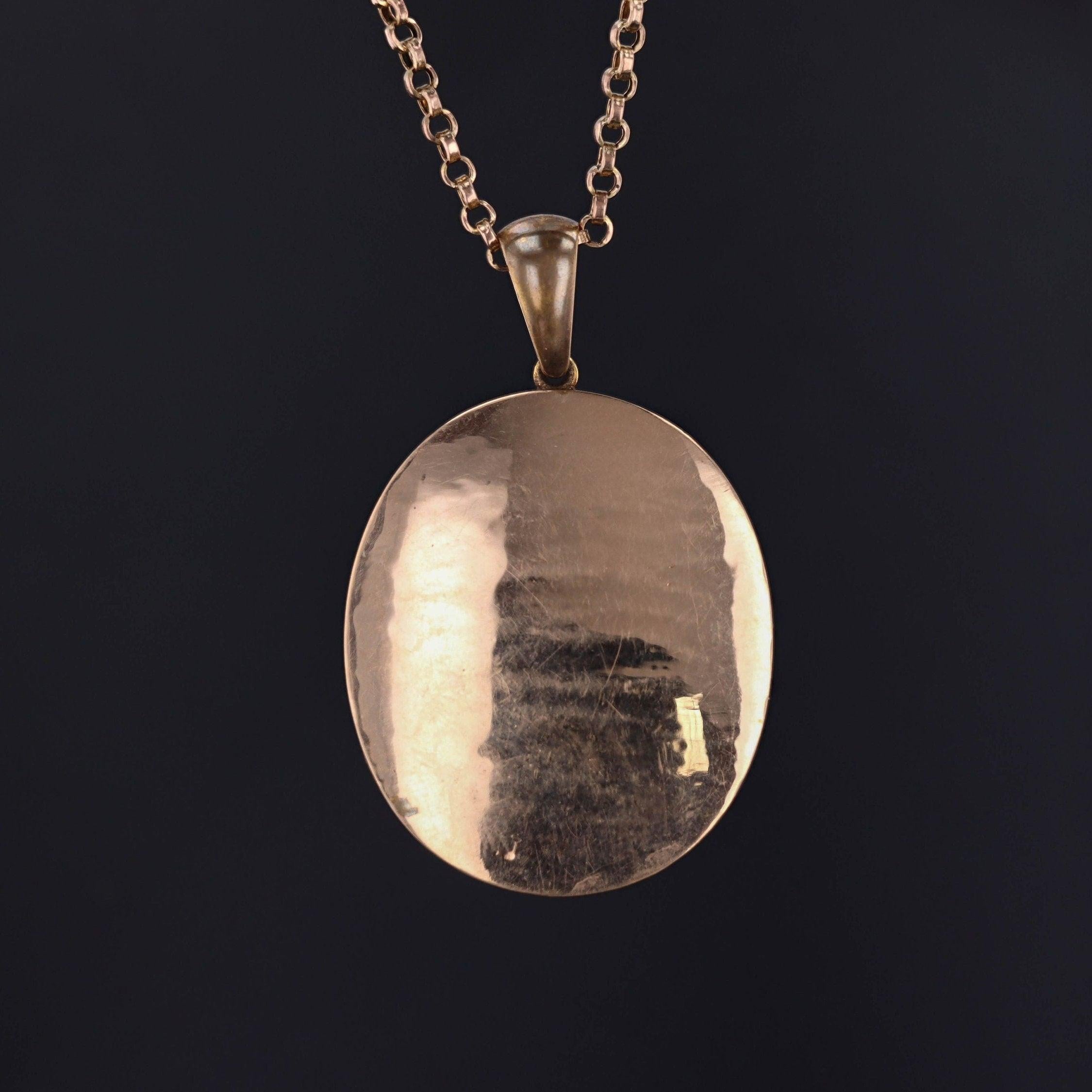 Questo antico ciondolo in oro 15 ct presenta un fiore e un'ape di perle su una grande agata occhio di bue incorniciata da piccole perle di agata e mezze perle. Il ciondolo risale alla fine dell'epoca vittoriana (circa 1880-1900); tuttavia, l'ape è