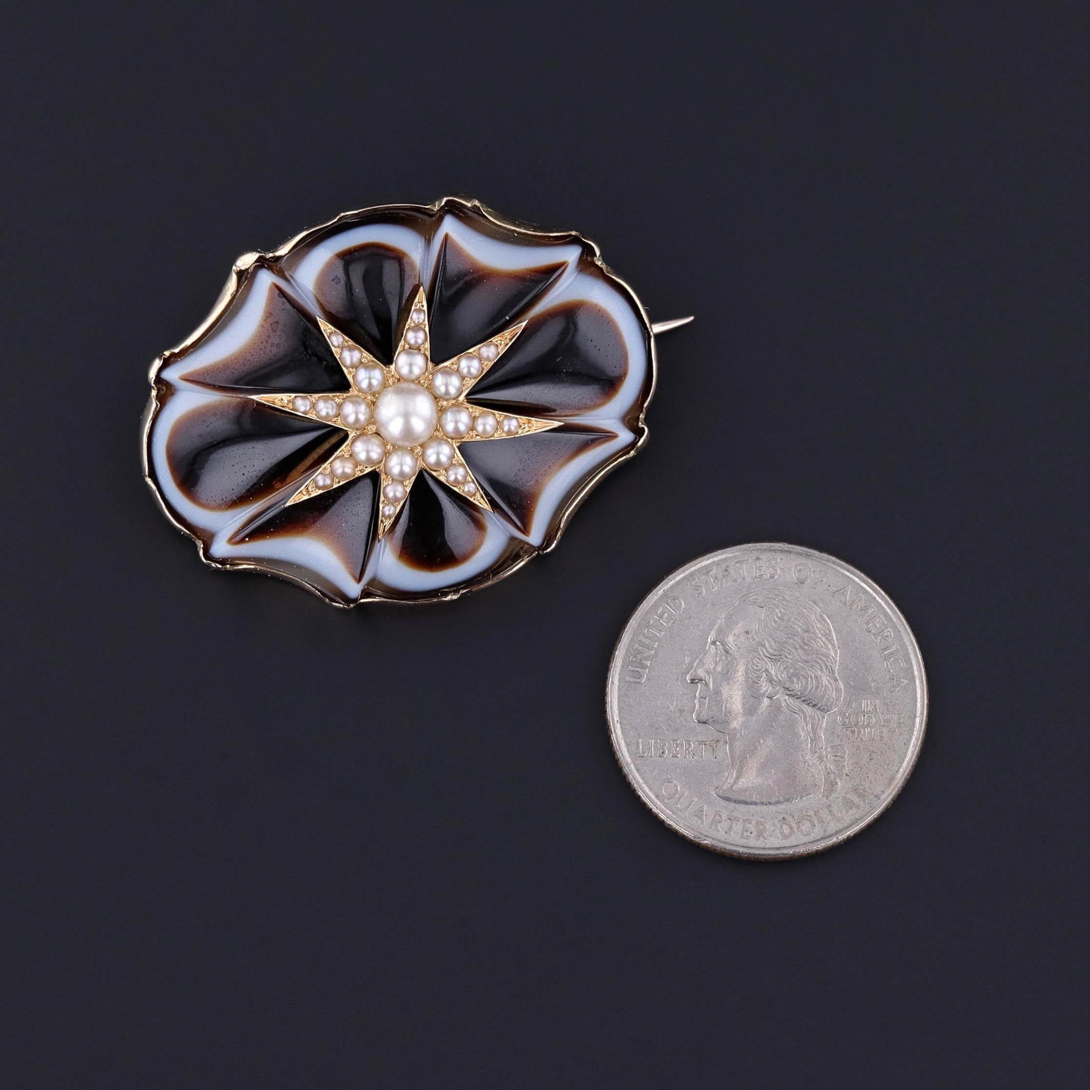 Antica spilla a stella: Questa spilla di epoca vittoriana (circa 1880) presenta una stella di perle su un'agata a fasce intagliata a mano. Il metallo è un oro a bassa caratura - viene radiografato per 5ct.

Il pezzo misura 1,2 pollici per 1,55