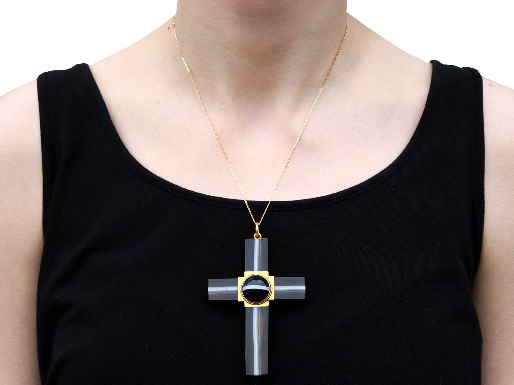 Antique Banded Agate and Yellow Gold Cross Pendant, Circa 1880 In Excellent Condition For Sale In Jesmond, Newcastle Upon Tyne