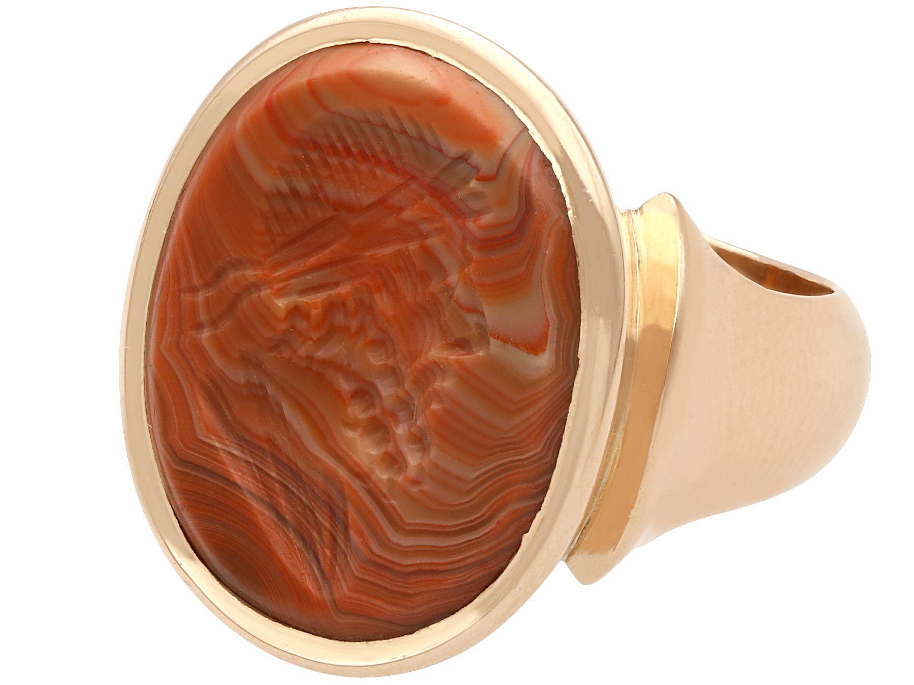 Antique Banded Agate and Yellow Gold Intaglio Ring In Excellent Condition For Sale In Jesmond, Newcastle Upon Tyne