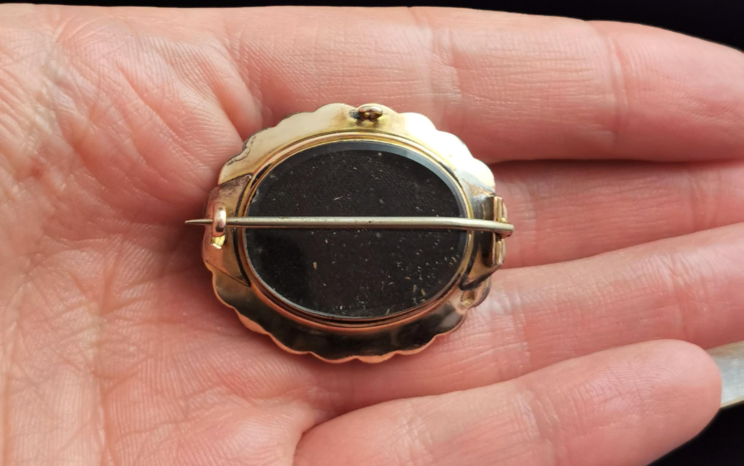 Antique Banded Agate Mourning Brooch, 9k Gold, Black and White Enamel, Victorian For Sale 2