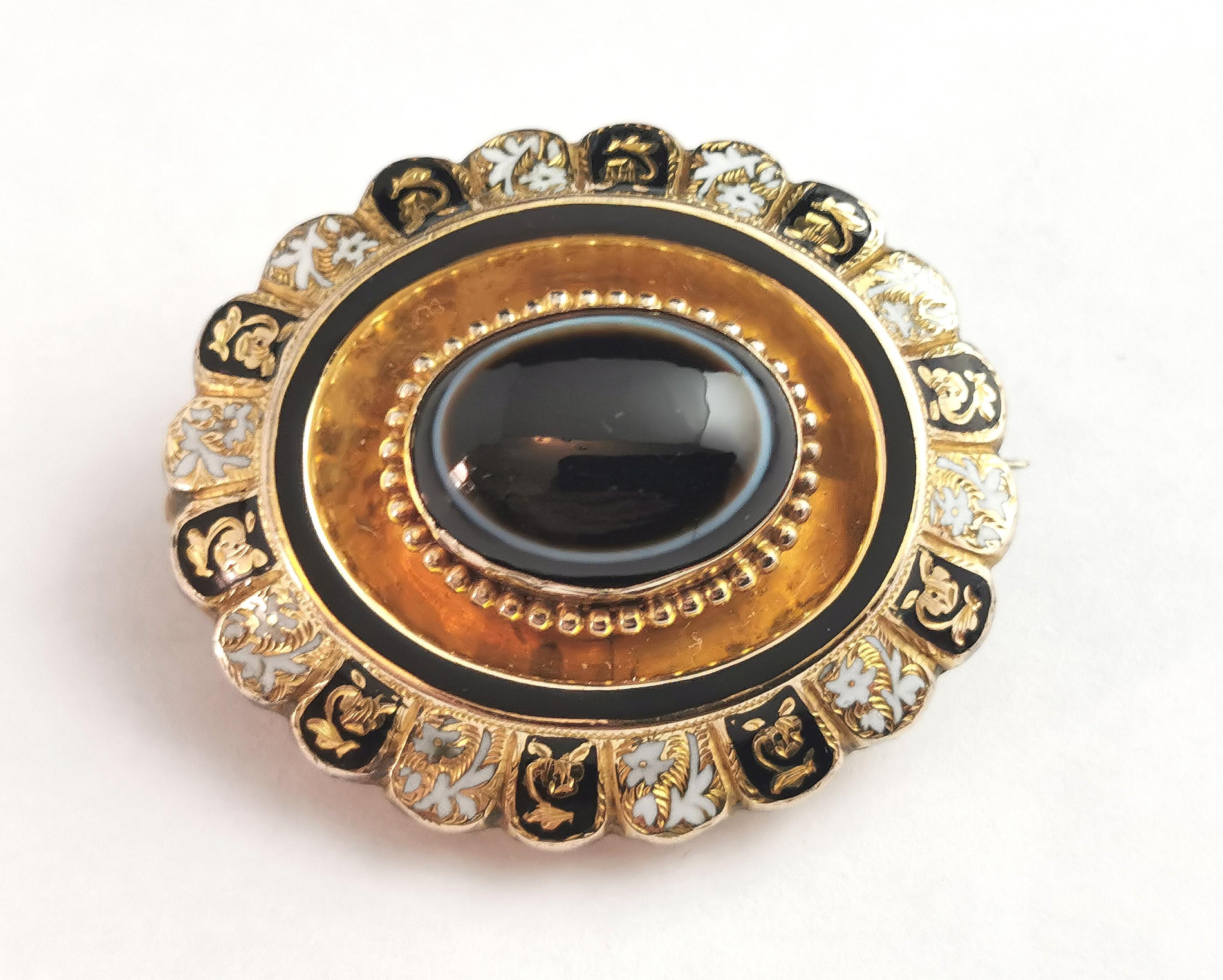 Antique Banded Agate Mourning Brooch, 9k Gold, Black and White Enamel, Victorian For Sale 3