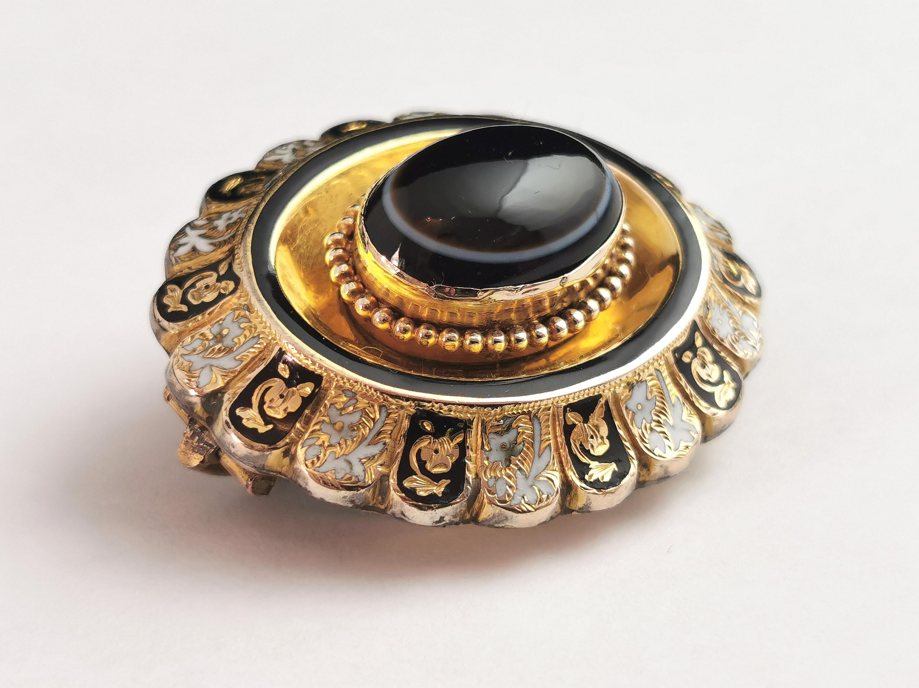 Antique Banded Agate Mourning Brooch, 9k Gold, Black and White Enamel, Victorian For Sale 6
