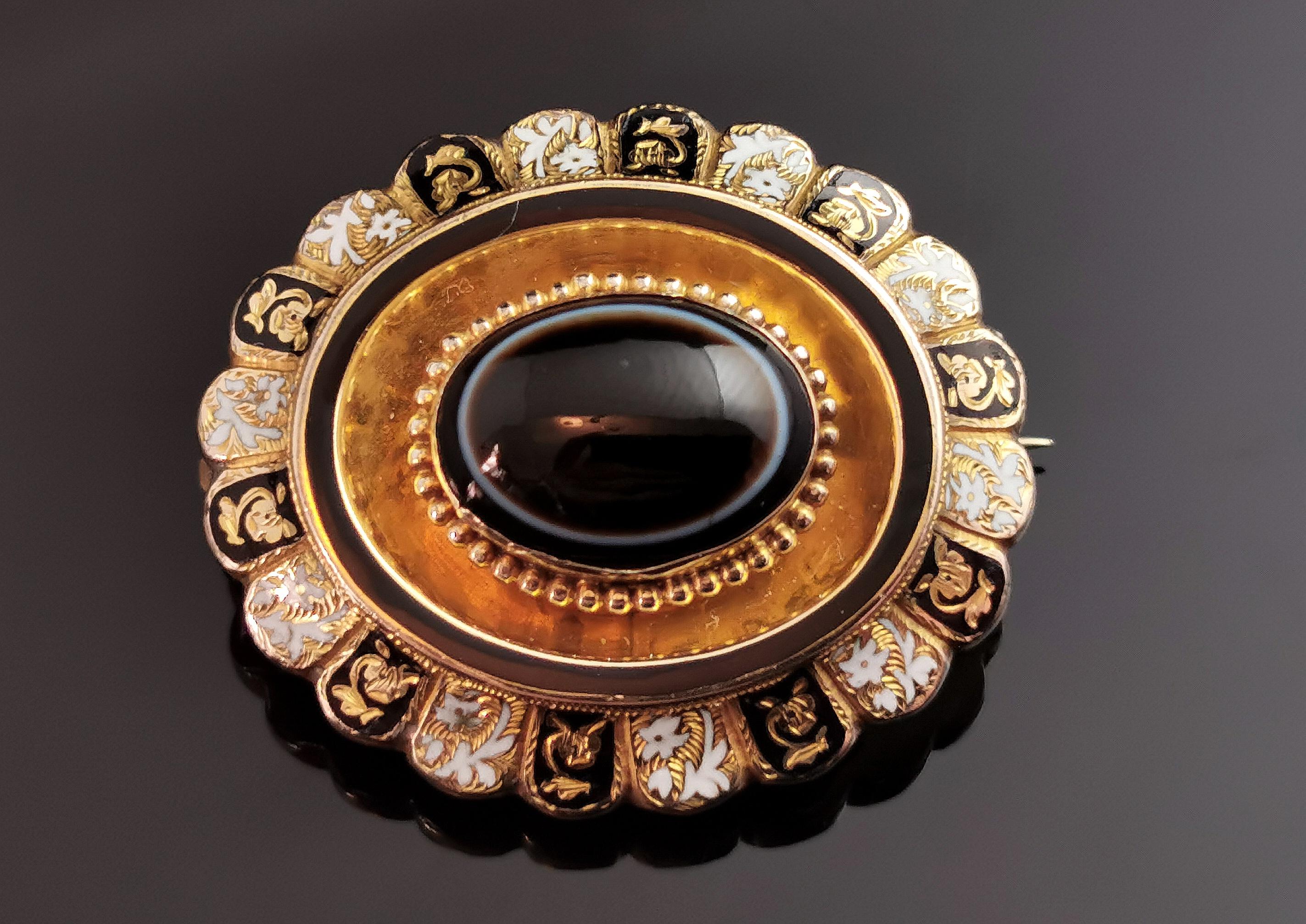 Antique Banded Agate Mourning Brooch, 9k Gold, Black and White Enamel, Victorian In Good Condition For Sale In NEWARK, GB