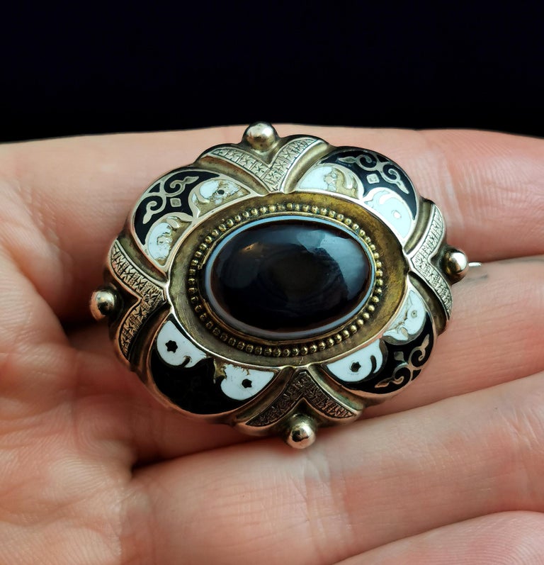 Antique Banded Agate Mourning Brooch, Victorian, Black and White Enamel, 9k For Sale 5