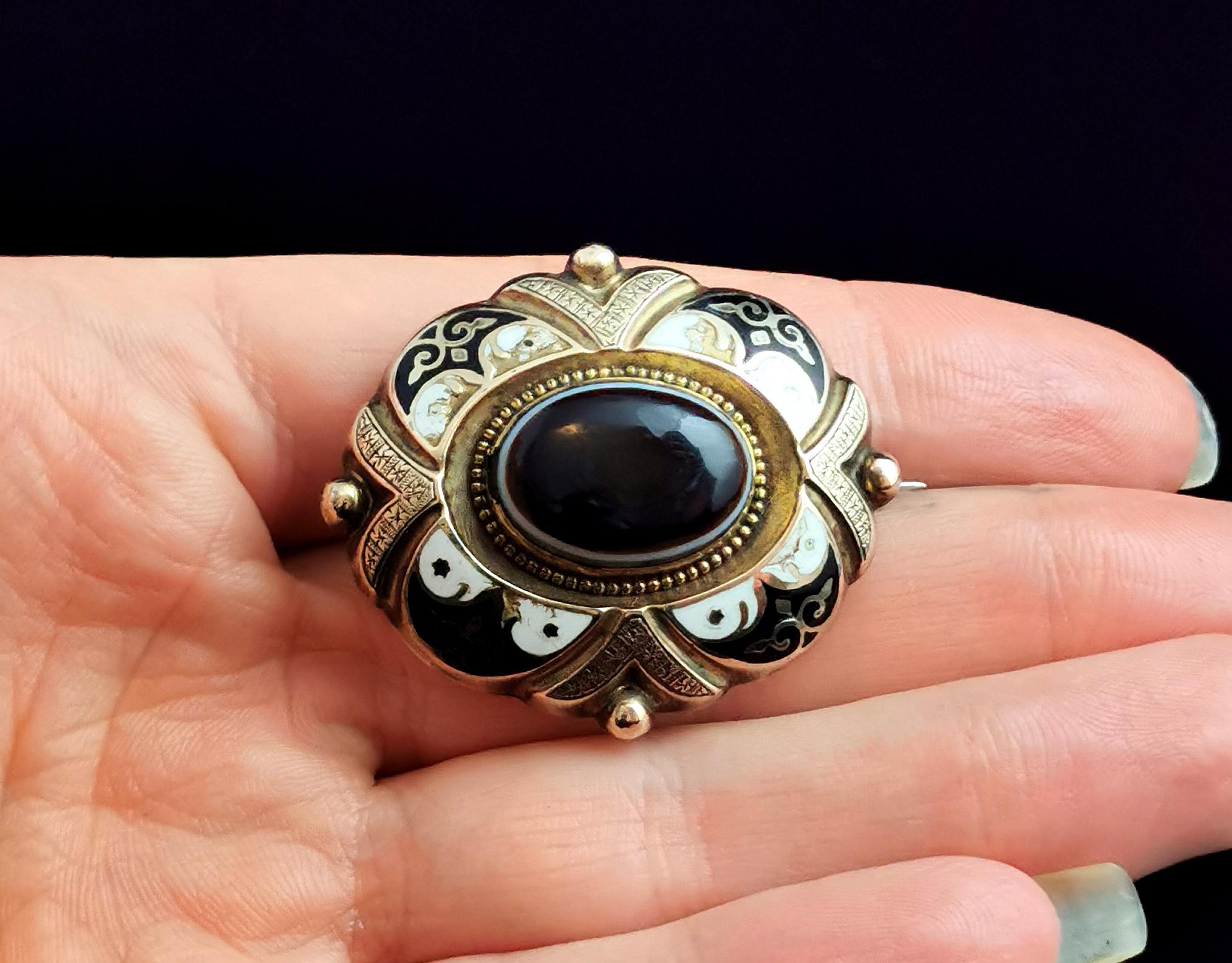 Antique Banded Agate Mourning Brooch, Victorian, Black and White Enamel, 9k In Fair Condition In NEWARK, GB