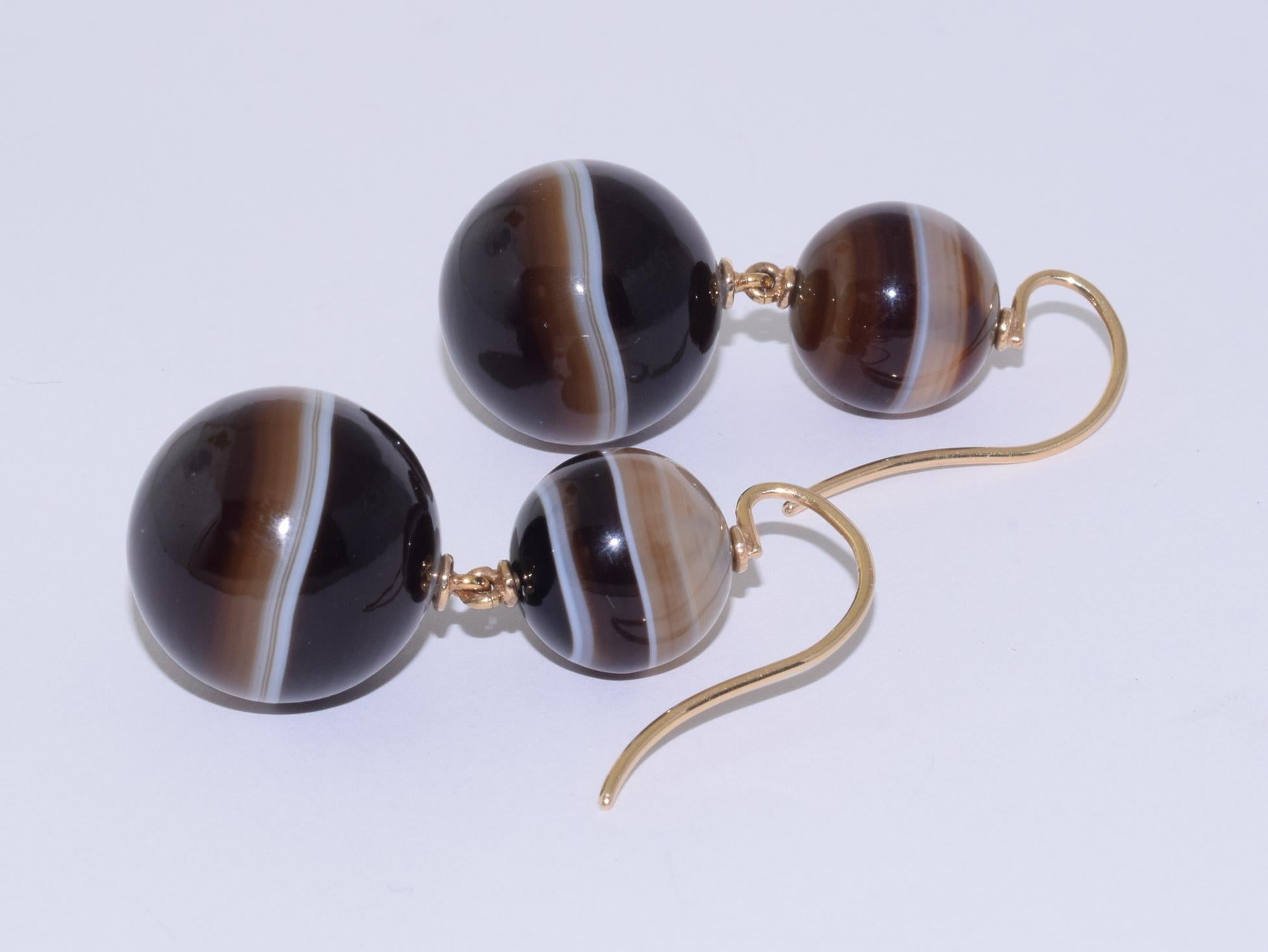 Graduated banded agate beads are joined with fittings of 18 karat yellow gold. Circa 1890s.

Length: 1-5/8