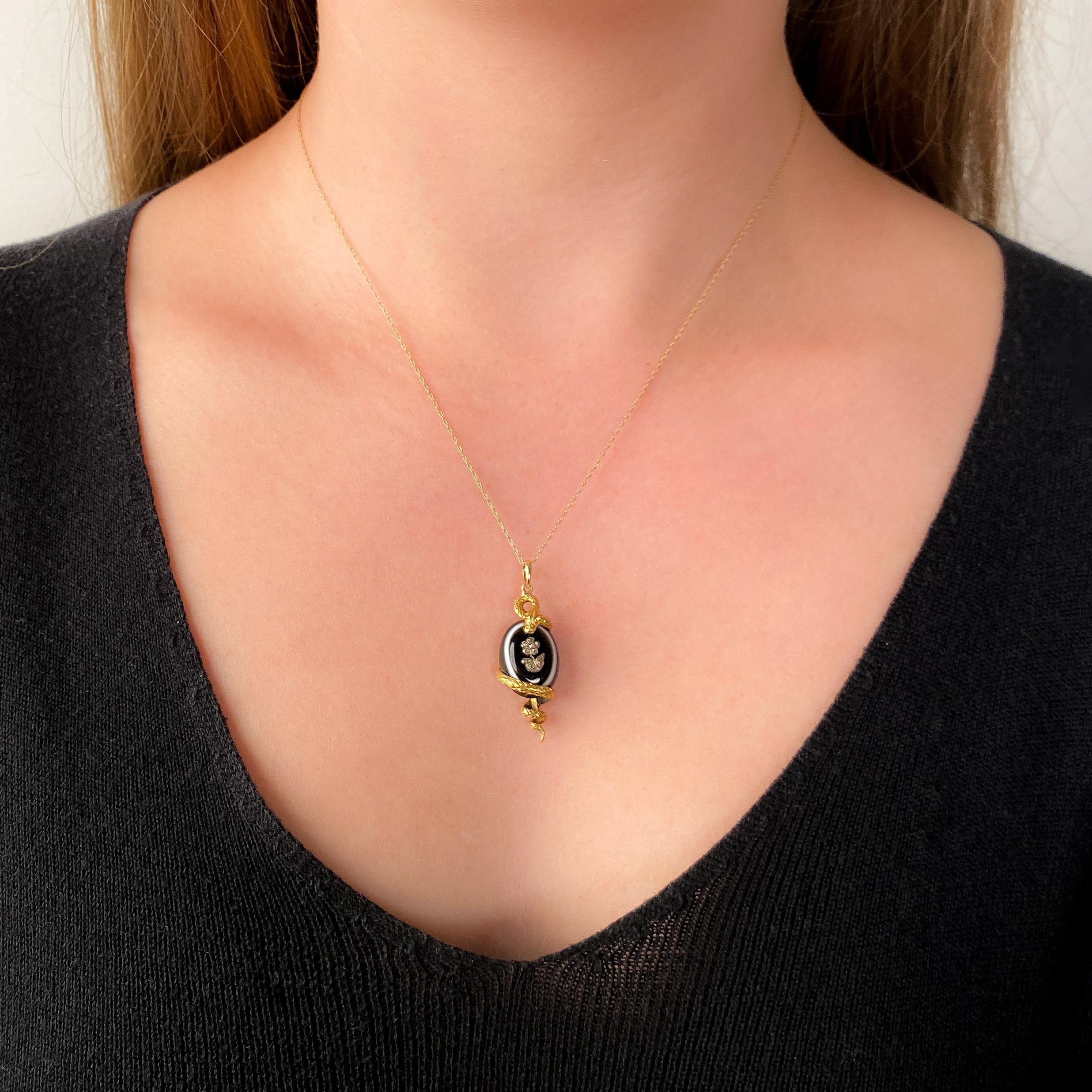 Taille cabochon Pendentif serpent en agate rubanée en or 18k en vente