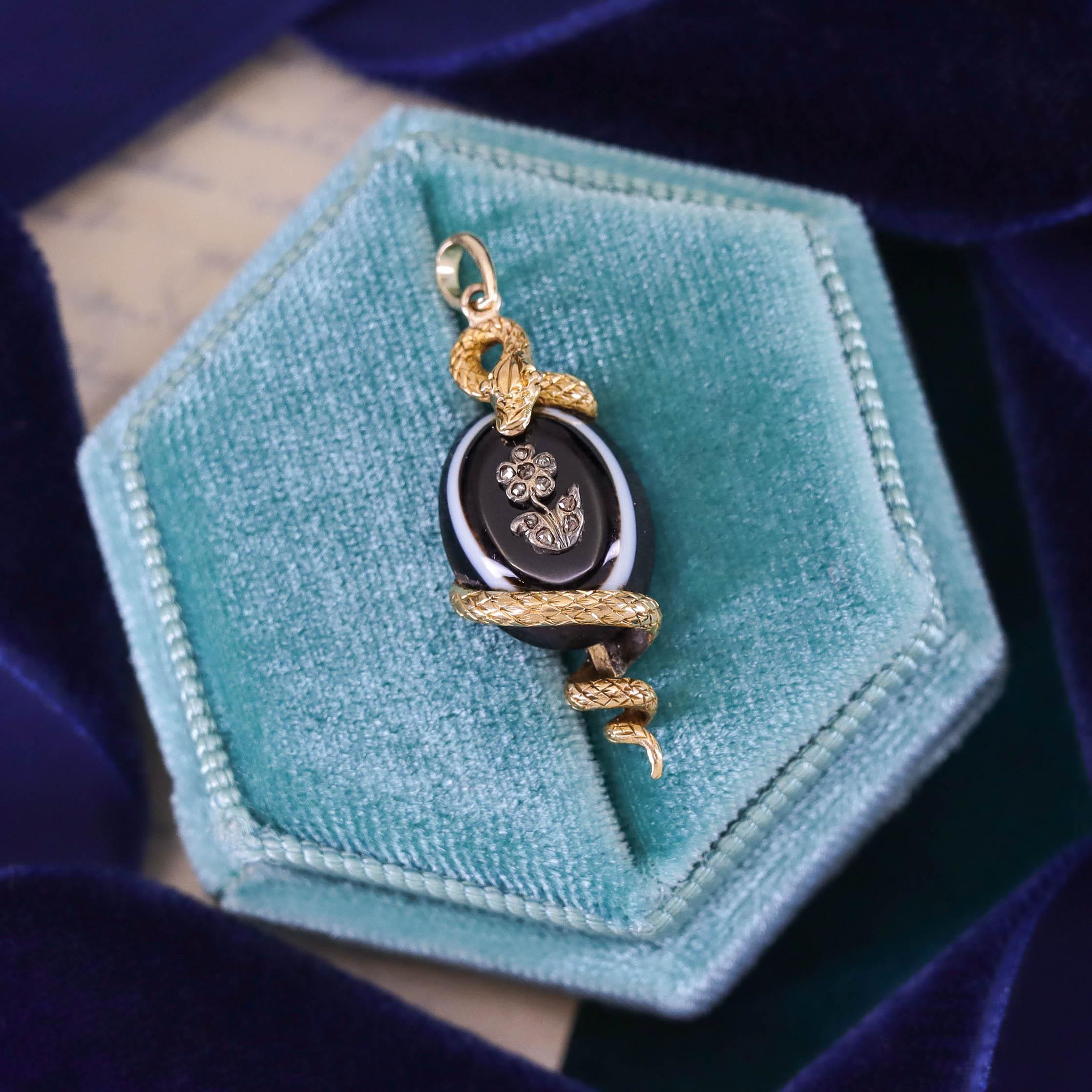 Pendentif serpent en agate rubanée en or 18k Bon état - En vente à Lewisburg, PA
