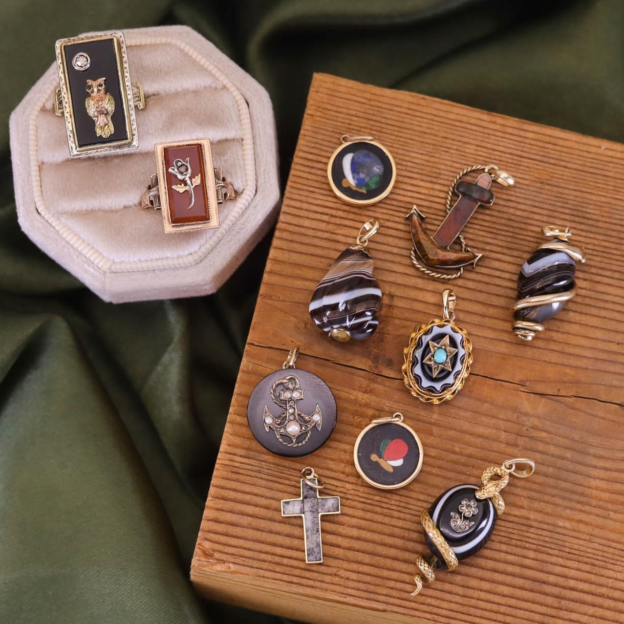 Pendentif serpent en agate rubanée en or 9ct en vente 1