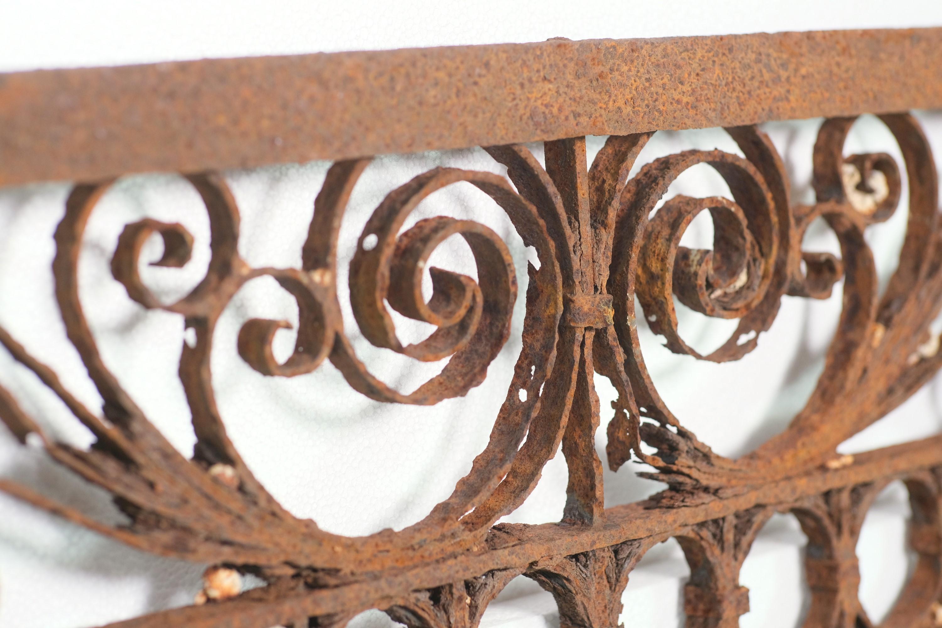 Américain Antique Banded Pinned Wrought Iron Fence Divider Spirals (spirales de séparation en fer forgé) en vente