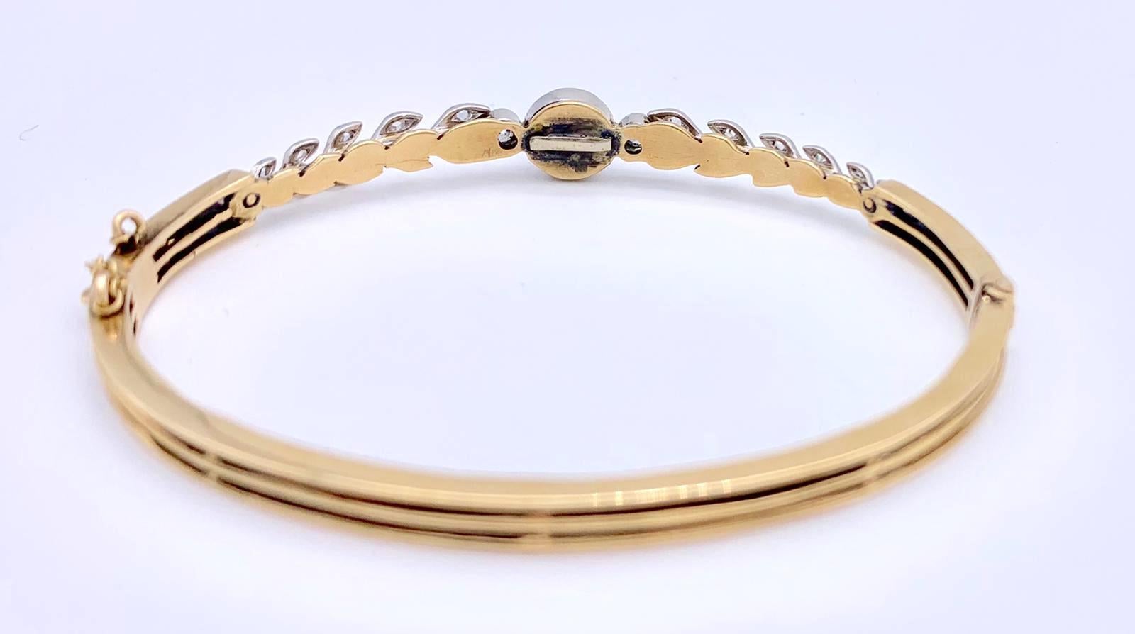 Ein wunderschöner lilafarbener Sternsaphir-Cabochon ist in einen Armreif aus 14-karätigem Gold gefasst. Sie ist mit platingefassten Diamanten verziert. Zu beiden Seiten des Saphirs befinden sich runde Diamanten sowie sechs diamantbesetzte