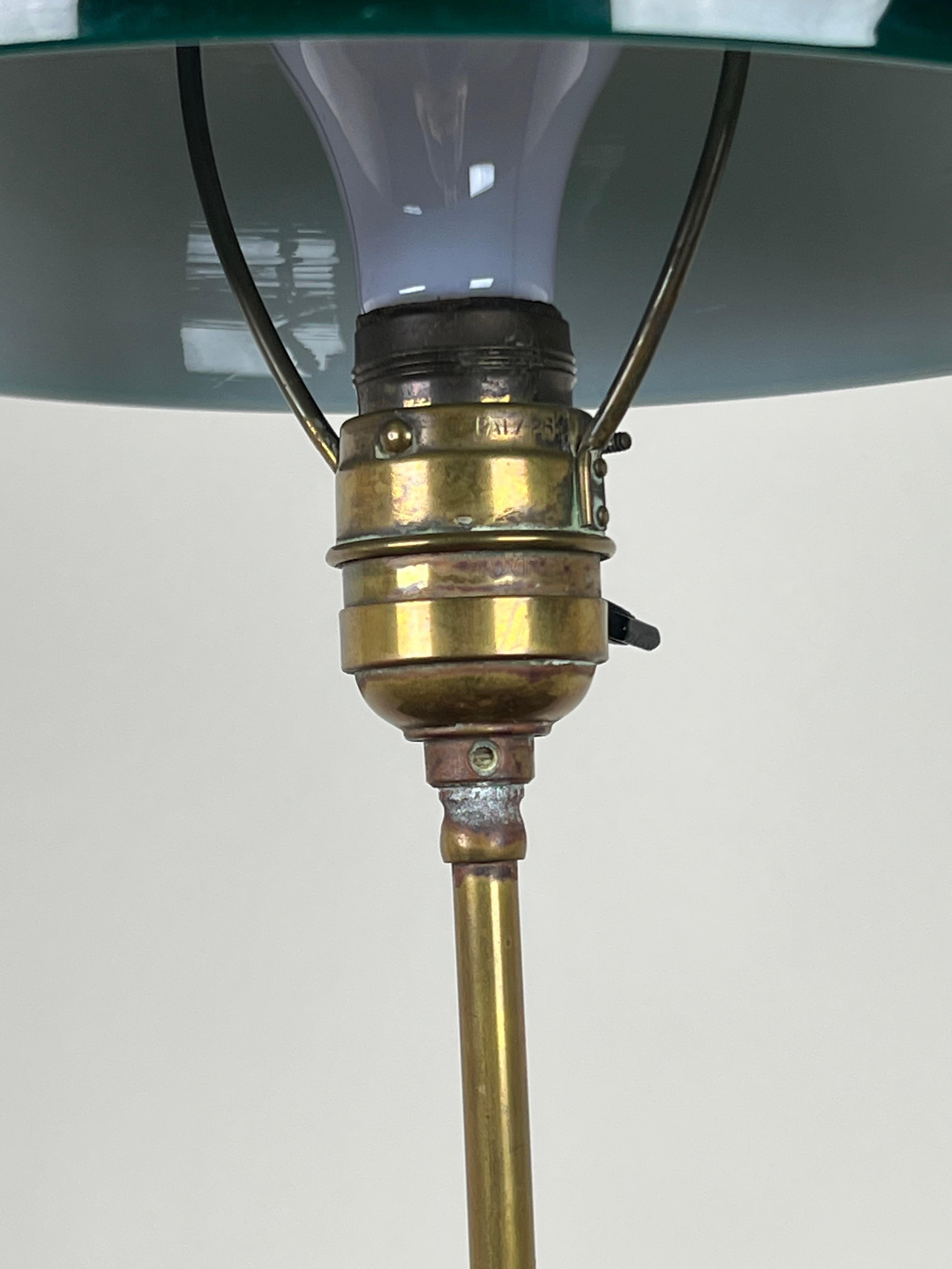 20ième siècle Ancienne lampe de bureau à abat-jour vert Emeralite C. Début du 20e siècle en vente