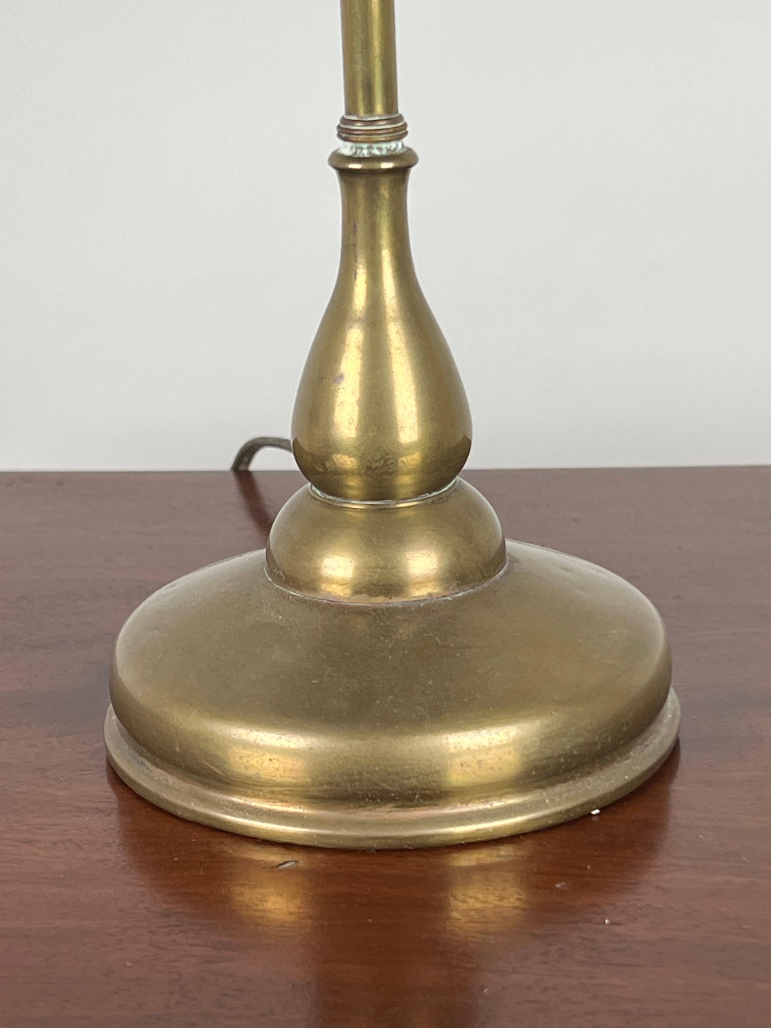 Laiton Ancienne lampe de bureau à abat-jour vert Emeralite C. Début du 20e siècle en vente