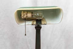 Antike Bankierslampe mit Original-Glasschirm:: datiert 1917