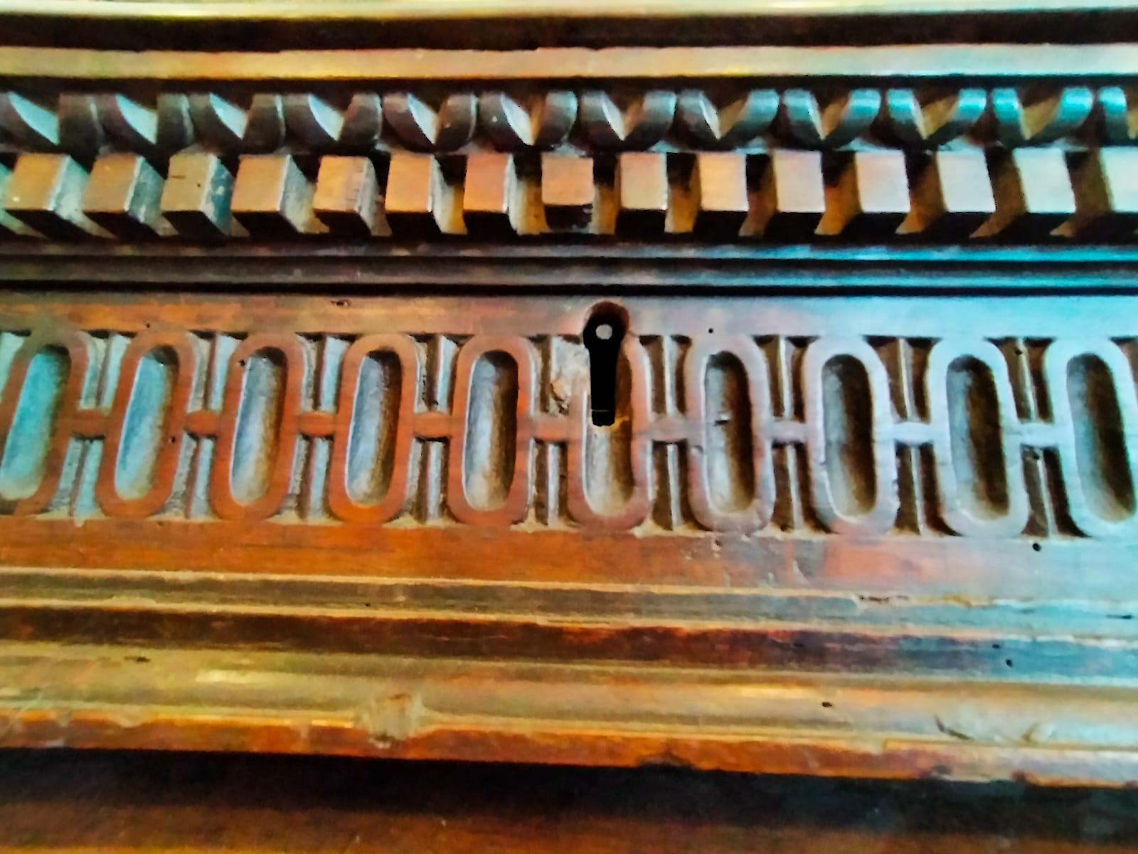 Antique Banner Box, in Period 1600s Walnut in Patina In Good Condition For Sale In Cesena, FC