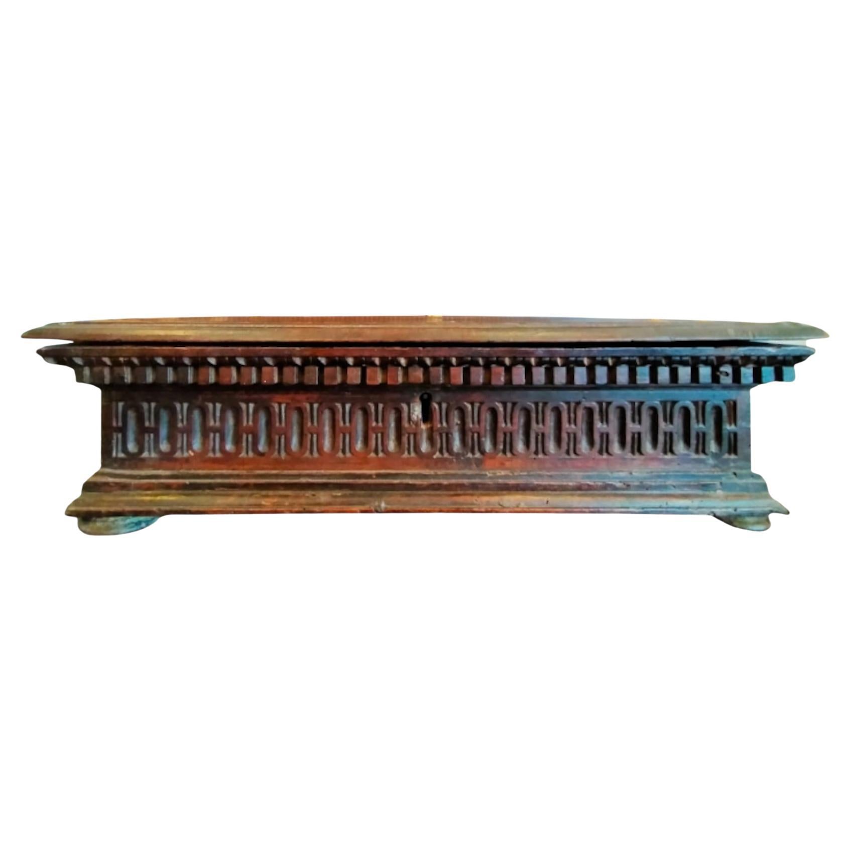 Antica scatola per stendardi, in legno di noce del 1600 in patina
