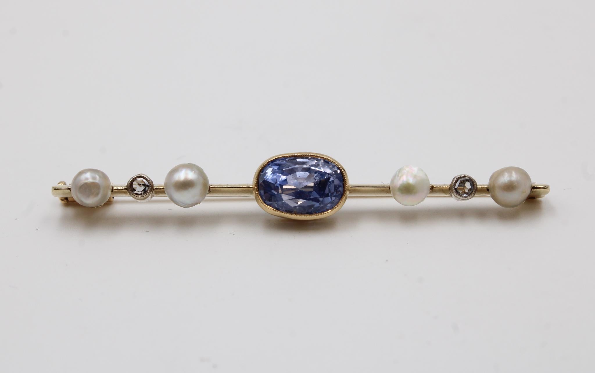 Art déco Broche ancienne avec saphir naturel, perles et diamants taillés en rose en jaune en vente