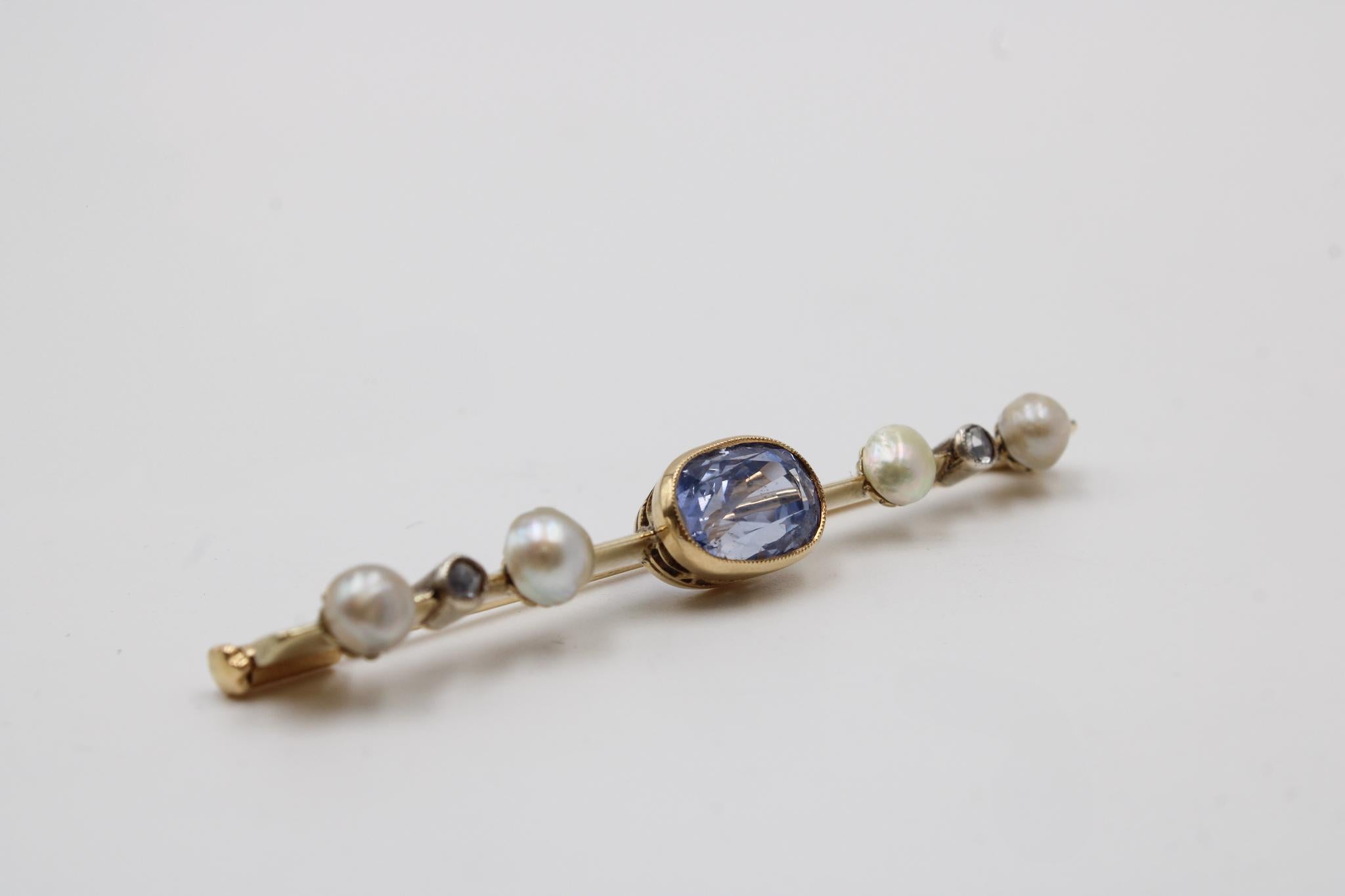 Rose Cut Broche ancienne avec saphir naturel, perles et diamants taillés en rose en jaune en vente