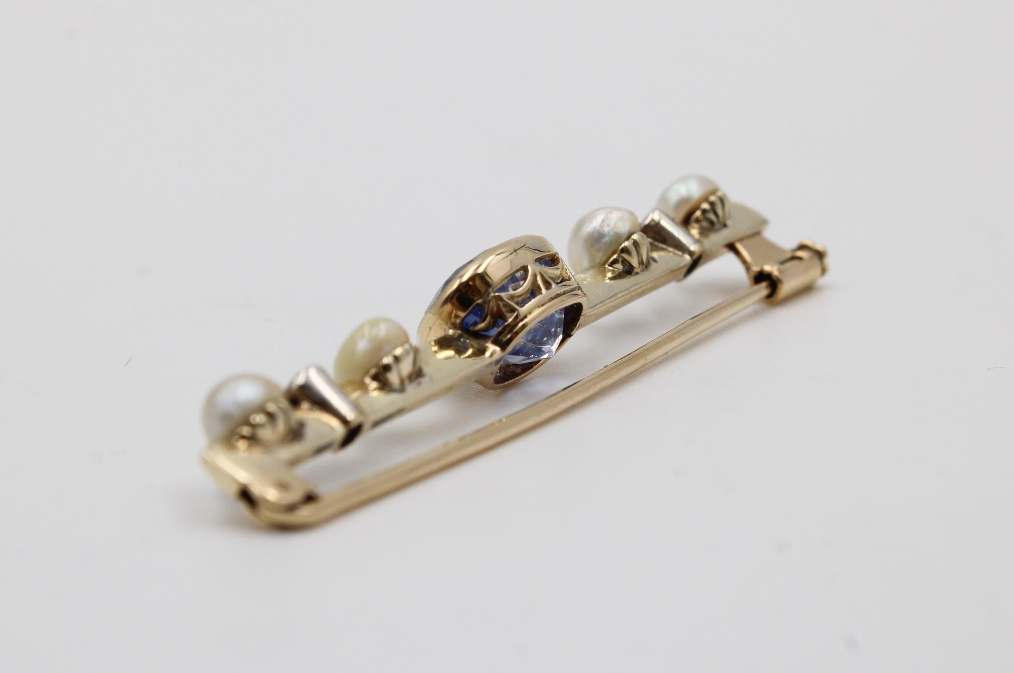 Broche ancienne avec saphir naturel, perles et diamants taillés en rose en jaune Excellent état - En vente à Roma, IT