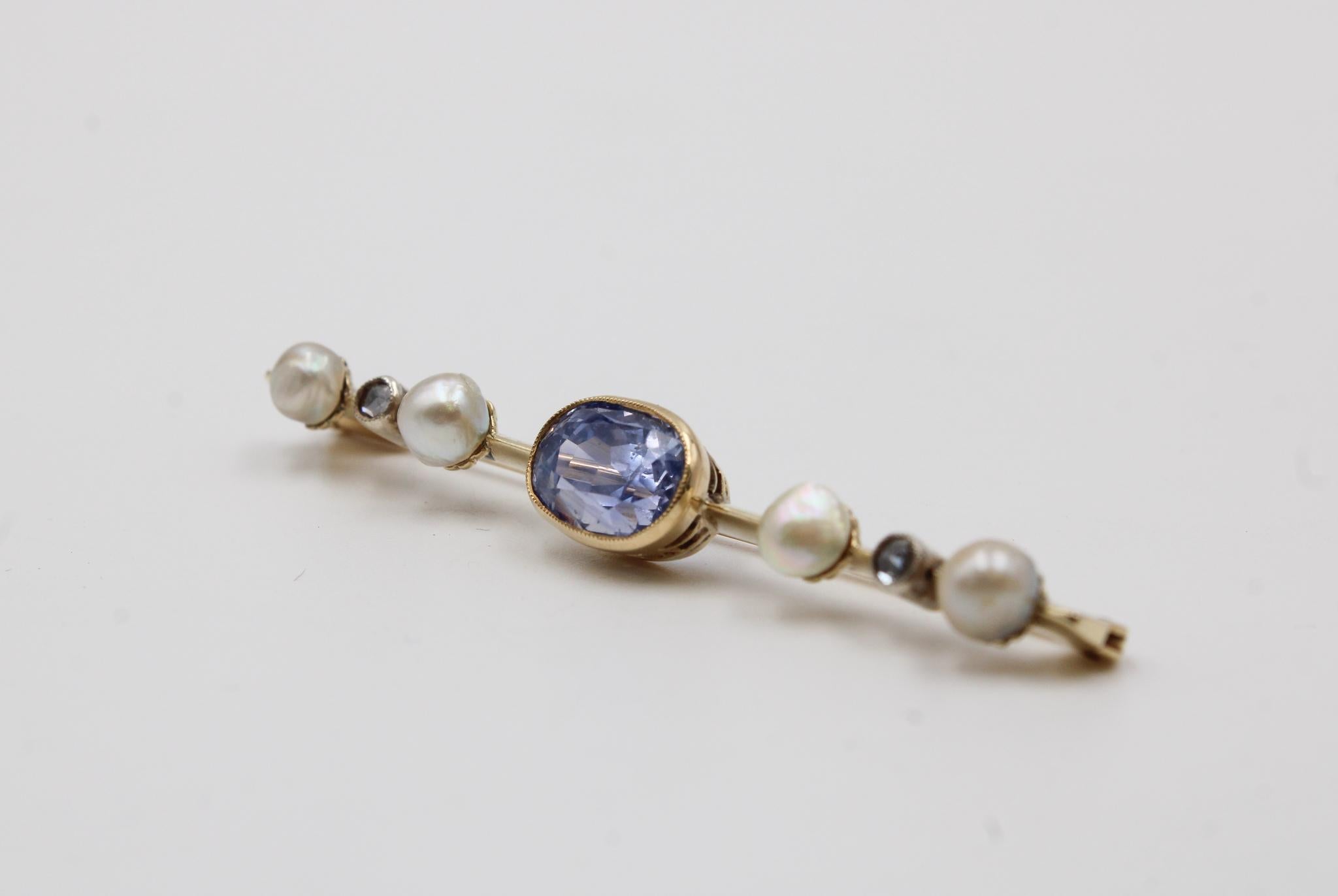 Broche ancienne avec saphir naturel, perles et diamants taillés en rose en jaune Unisexe en vente