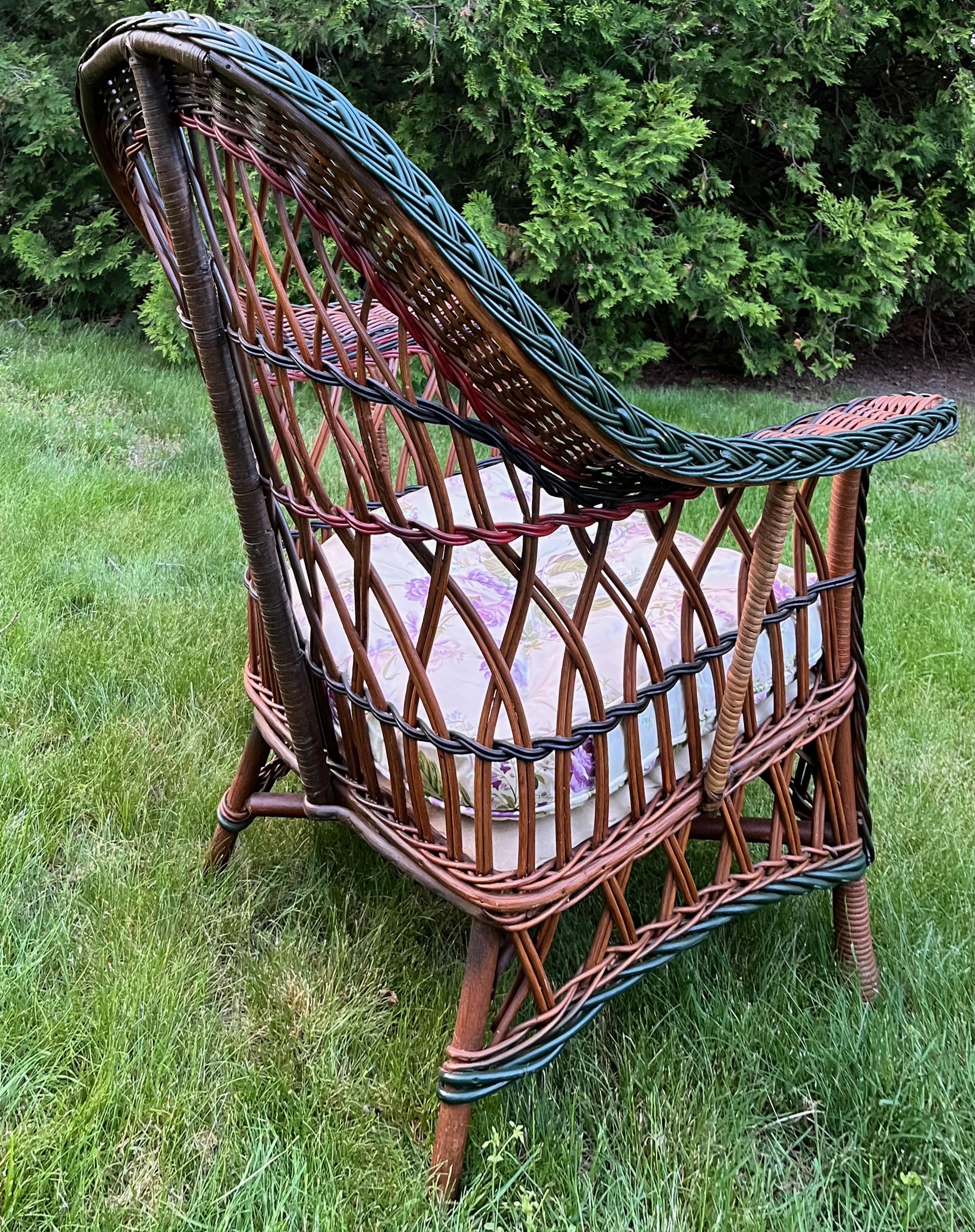 Américain Chaise à accoudoirs en osier double brin de style Bar Harbor antique en finition Nature en vente