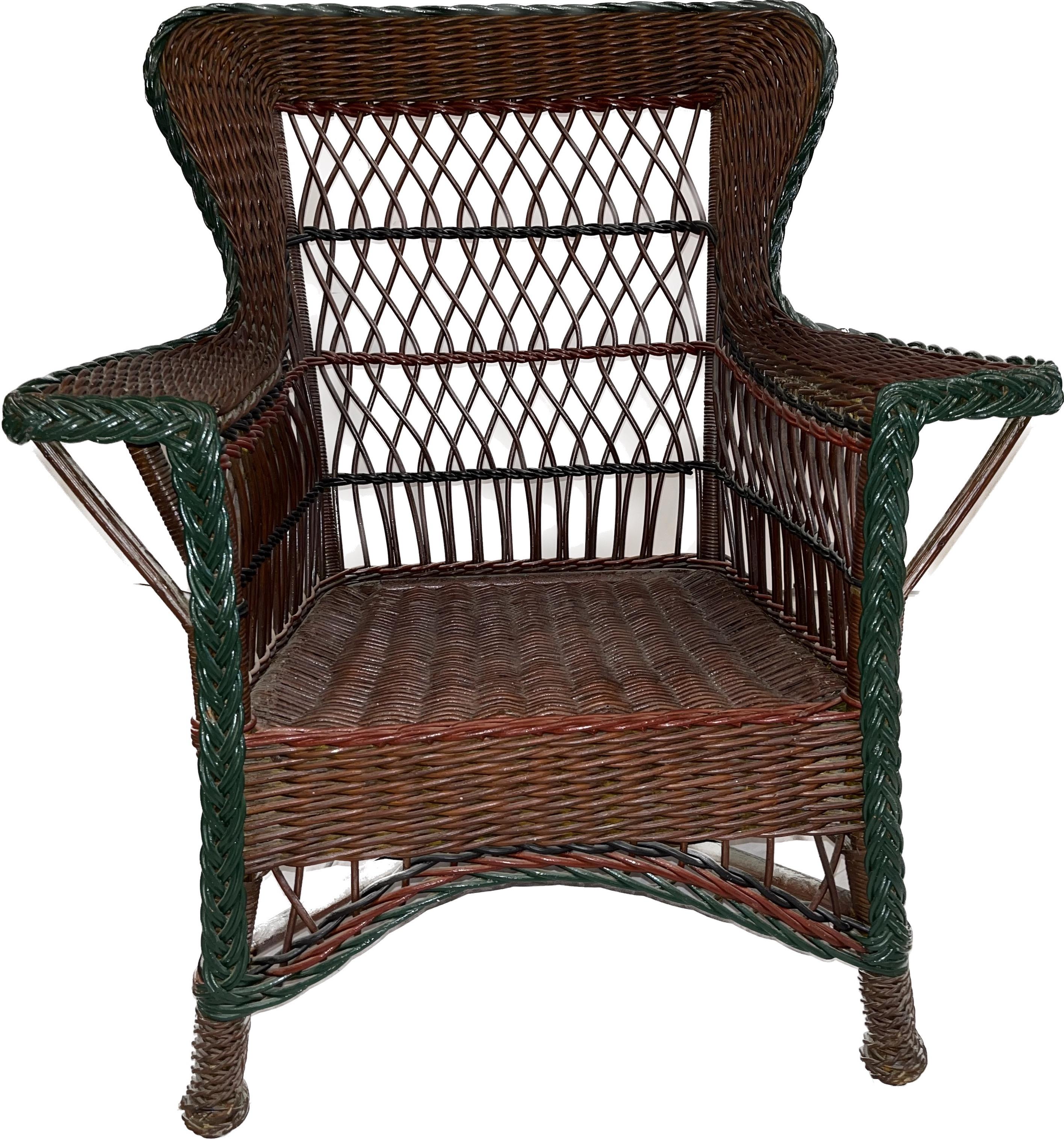Ein wunderschöner, antiker Heywood Wakefield Ohrensessel im Bar Harbor Stil, der kürzlich aus einem Privatbesitz erworben wurde. Es ist in natürlicher Ausführung mit grünem Akzent getan trimmen, amerikanisch, ca. 1900-1910. Groß und unglaublich