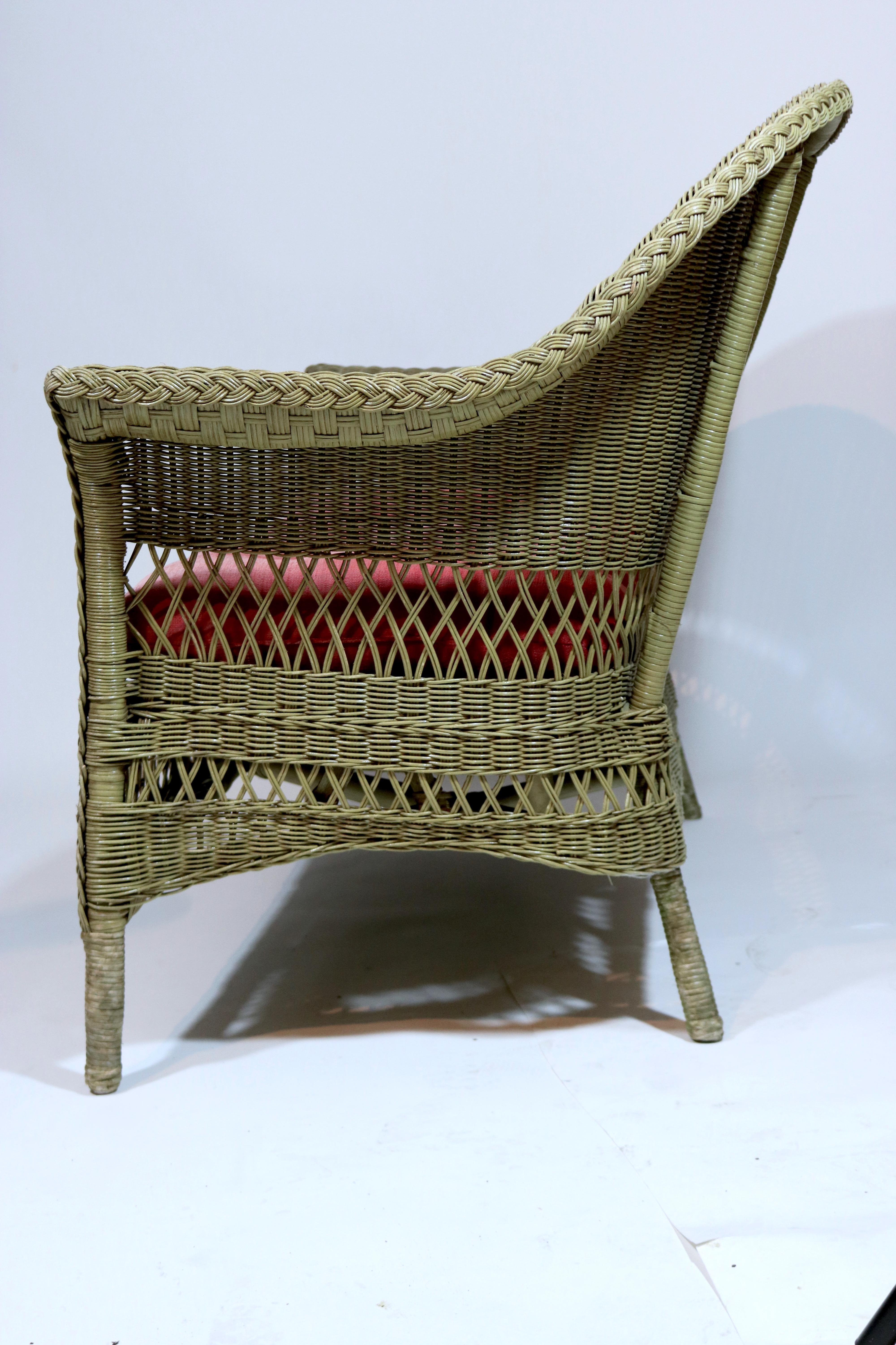 Antique Bar Harbor Wicker Settee Loveseat with Tufted Seat Cushion In Good Condition For Sale In West Palm Beach, FL