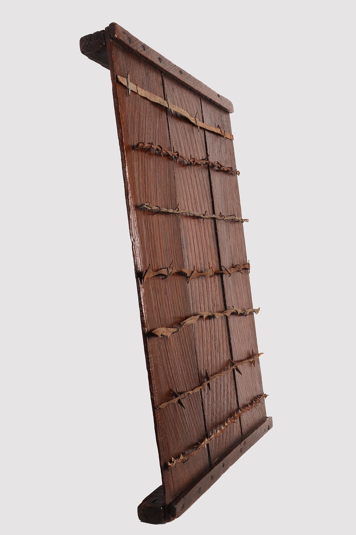 Antike Barbed-Draht-Kollektion auf Holzplatte, aus Kalifornien, Ende des 19. Jahrhunderts (Spätes 19. Jahrhundert) im Angebot