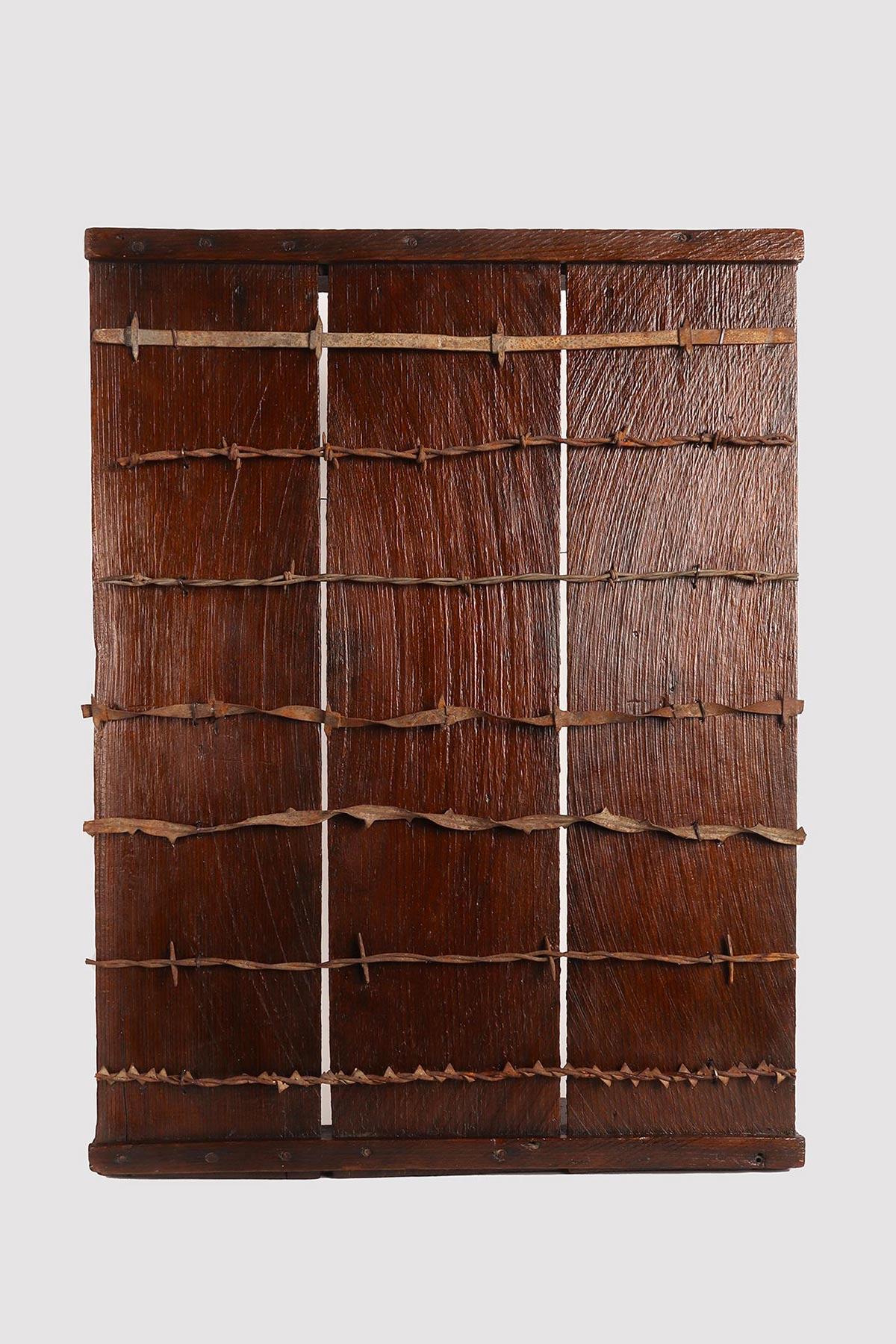 Collectional antique d'échantillons de fil de fer barbelé, il ne s'agit pas d'un échantillon du vendeur, mais d'une collection particulière. Une description manuscrite détaillée de chaque modèle est donnée sur une feuille située derrière le tableau.