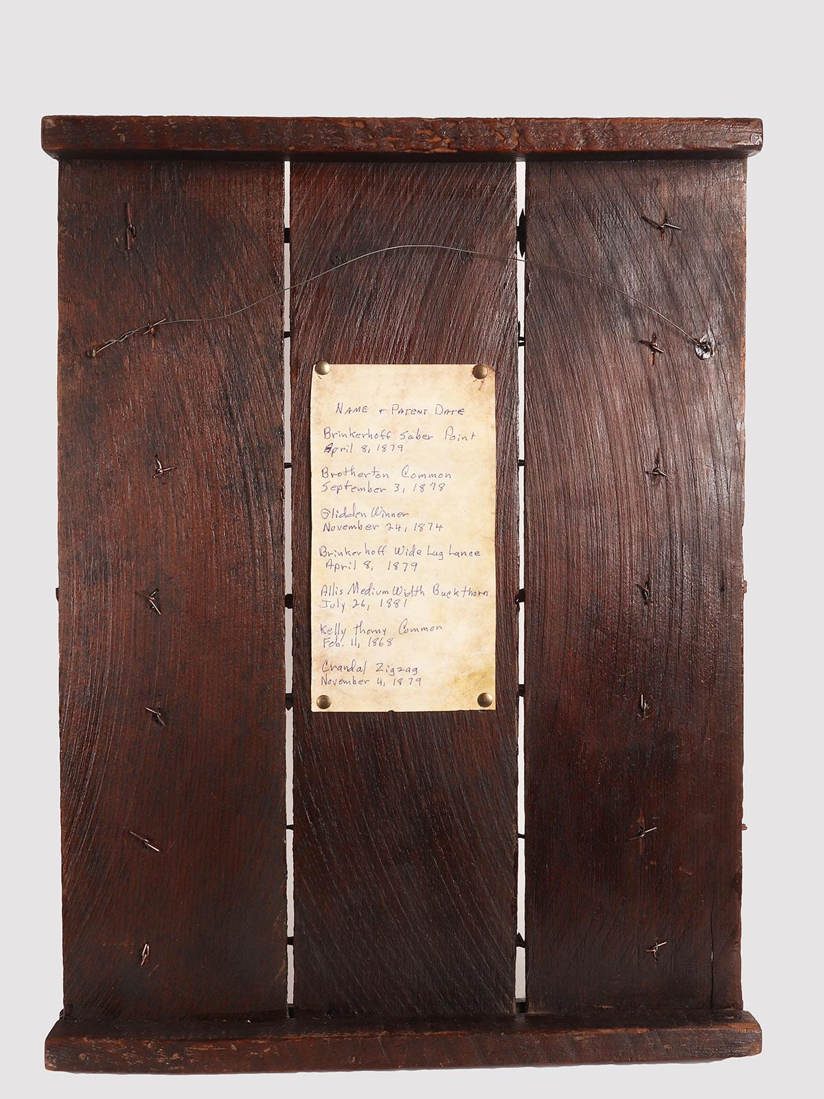 Collectional de fils barbelés sur panneau de bois, provenant des Etats-Unis, fin du 19ème siècle. en vente 1