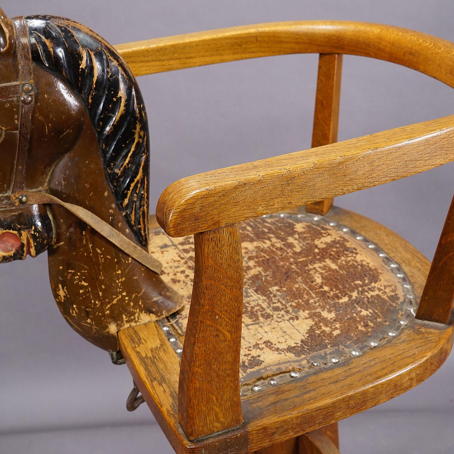 Antiker Barber-Stuhl für Kinder, Deutschland, ca. 1920er Jahre (Holz) im Angebot