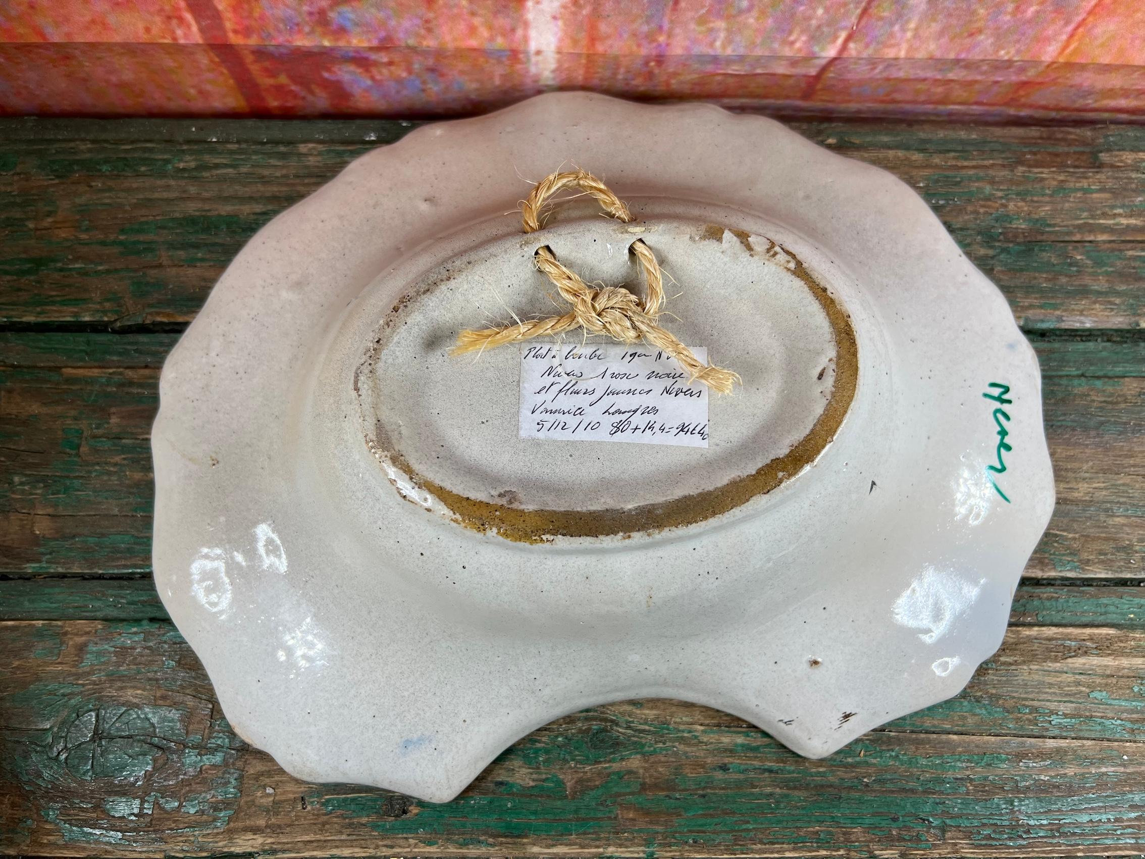 Antique barber's shaving bowl in faience of Nevers France 19th In Good Condition For Sale In LA FERTÉ-SOUS-JOUARRE, FR