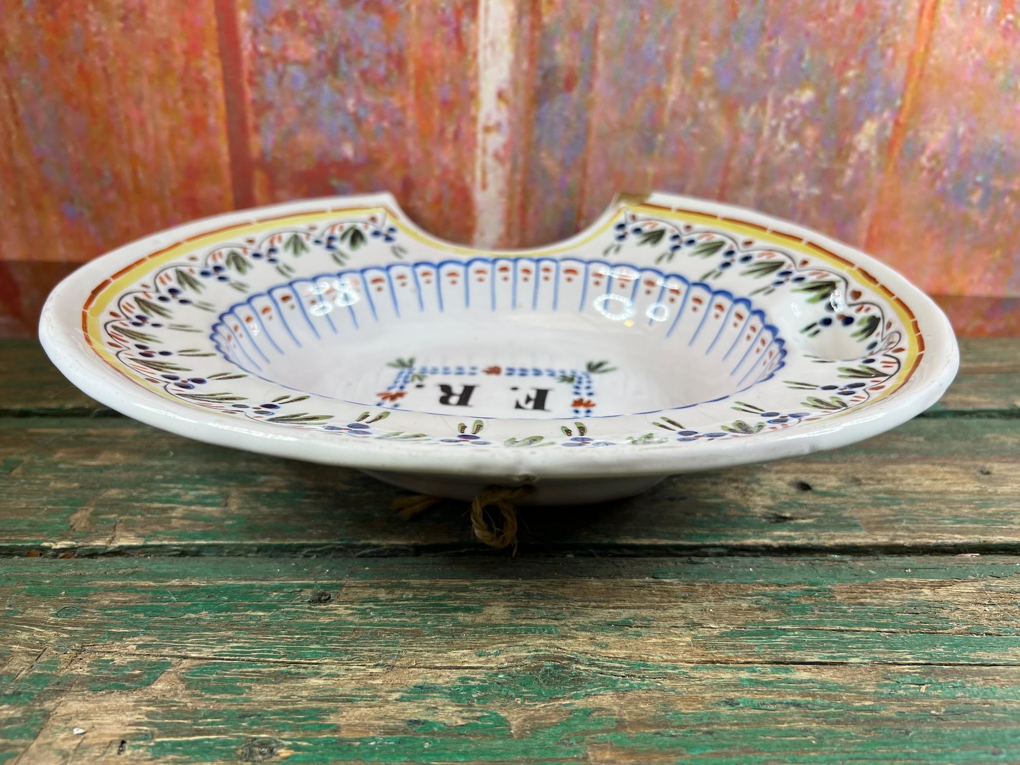 Antique barber's shaving bowl in faience of Nevers with monogram France 19th In Good Condition For Sale In LA FERTÉ-SOUS-JOUARRE, FR