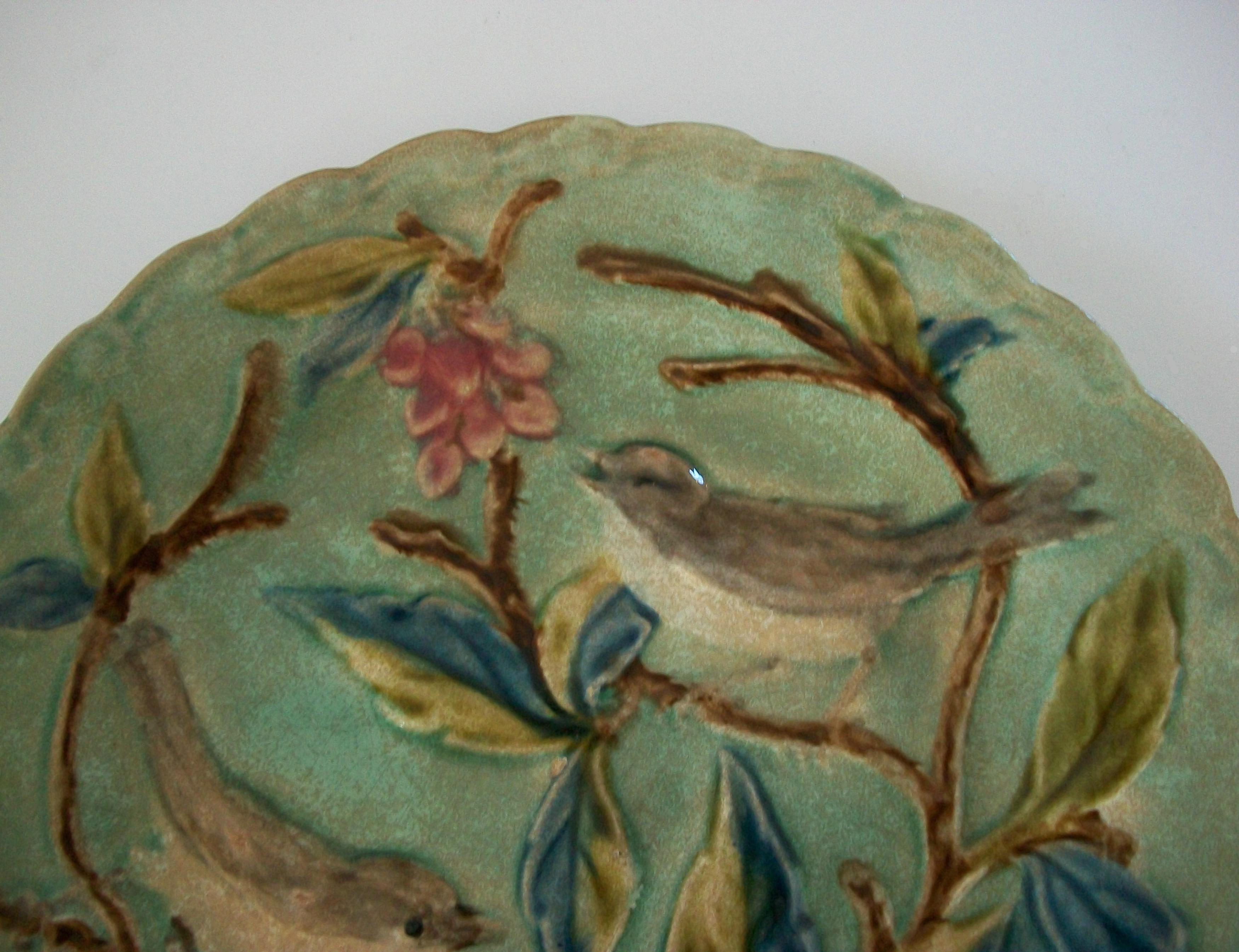 Français Ancienne assiette en céramique Majolique Barbotine - France - Fin 19ème siècle en vente